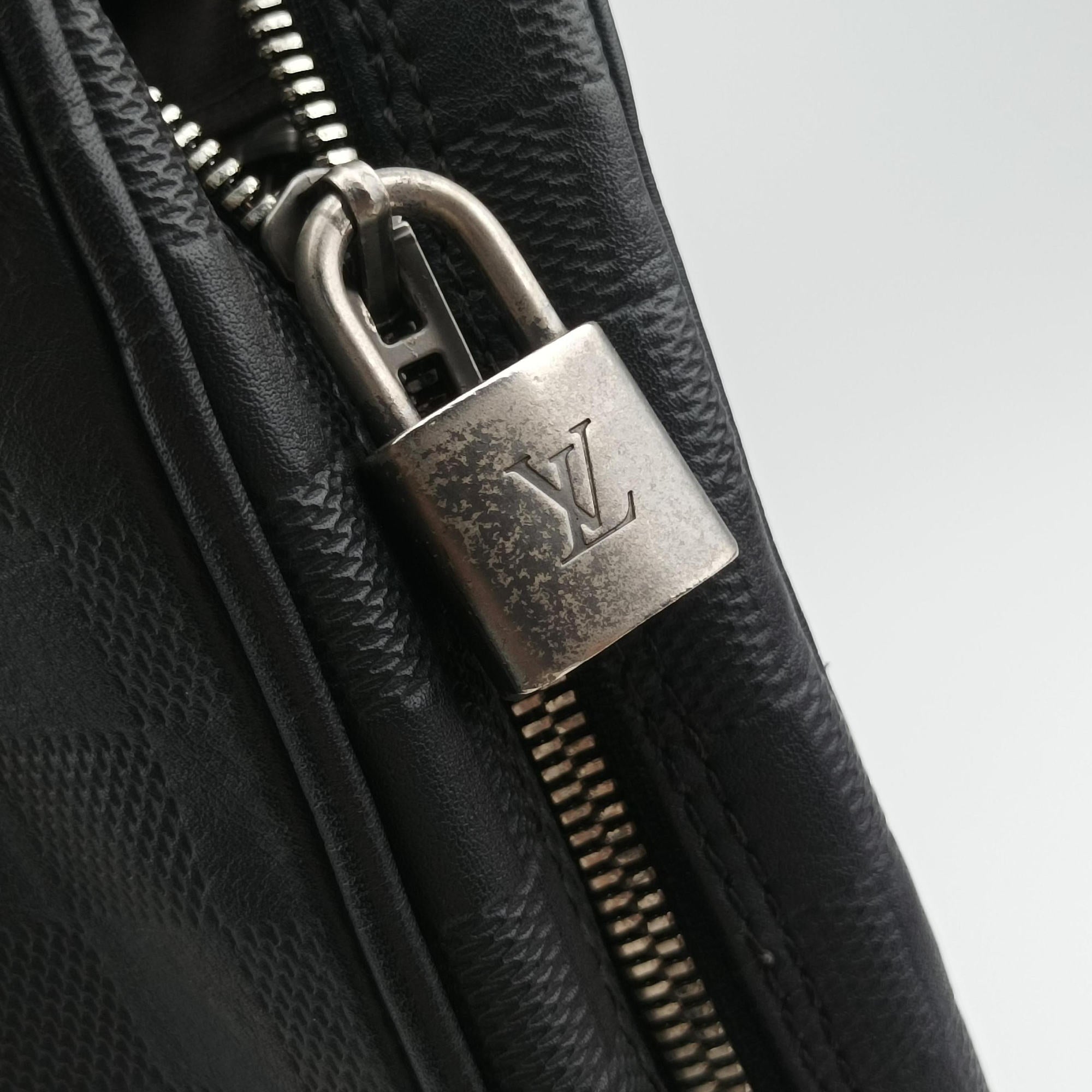 Secondhand Louis Vuitton Porte-Document Voyage onyx Damier Infini N41146 handbag | stylenewstar