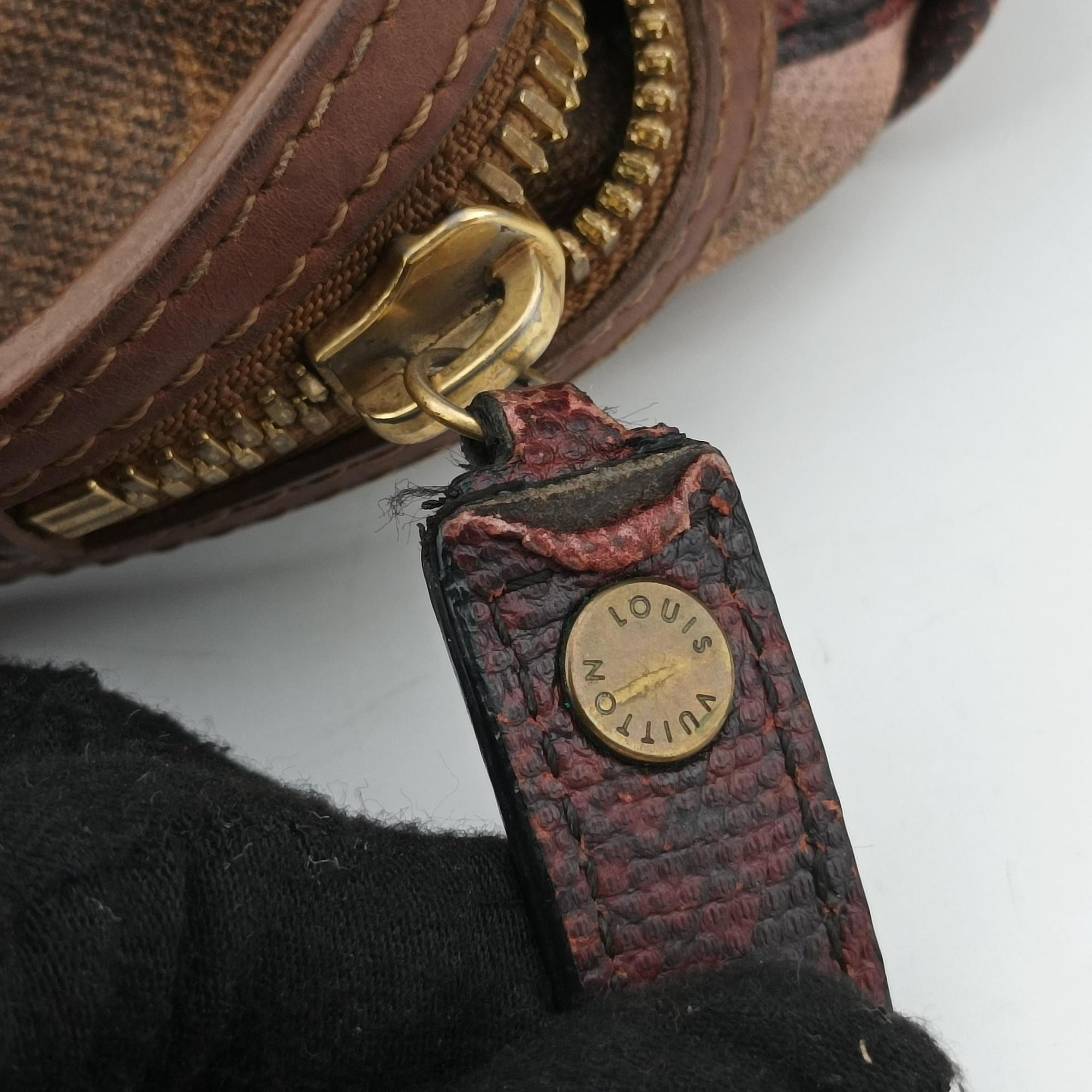 Secondhand Louis Vuitton Graduate Violet Monogram Jokes M95739 handbag | stylenewstar