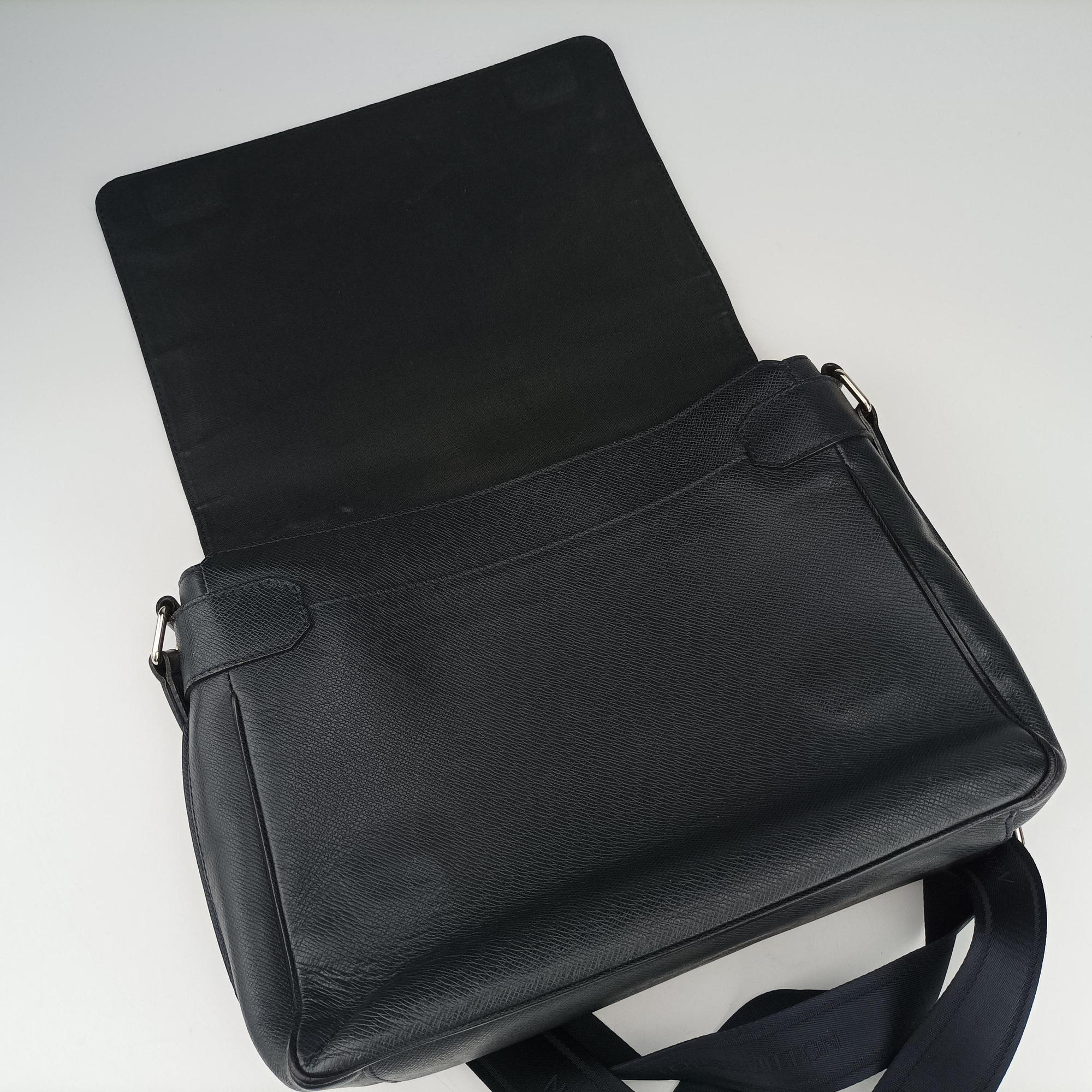 Pre-owned Louis Vuitton Roman MM Bolreal Taiga M32624 shoulderbag | stylenewstar