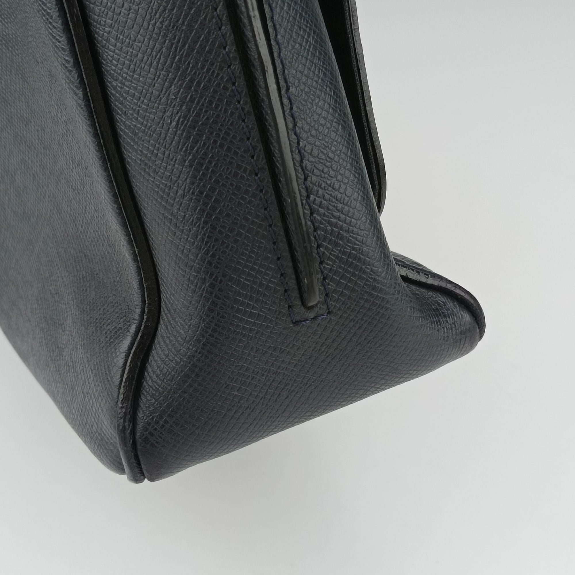 Pre-owned Louis Vuitton Roman MM Bolreal Taiga M32624 shoulderbag | stylenewstar