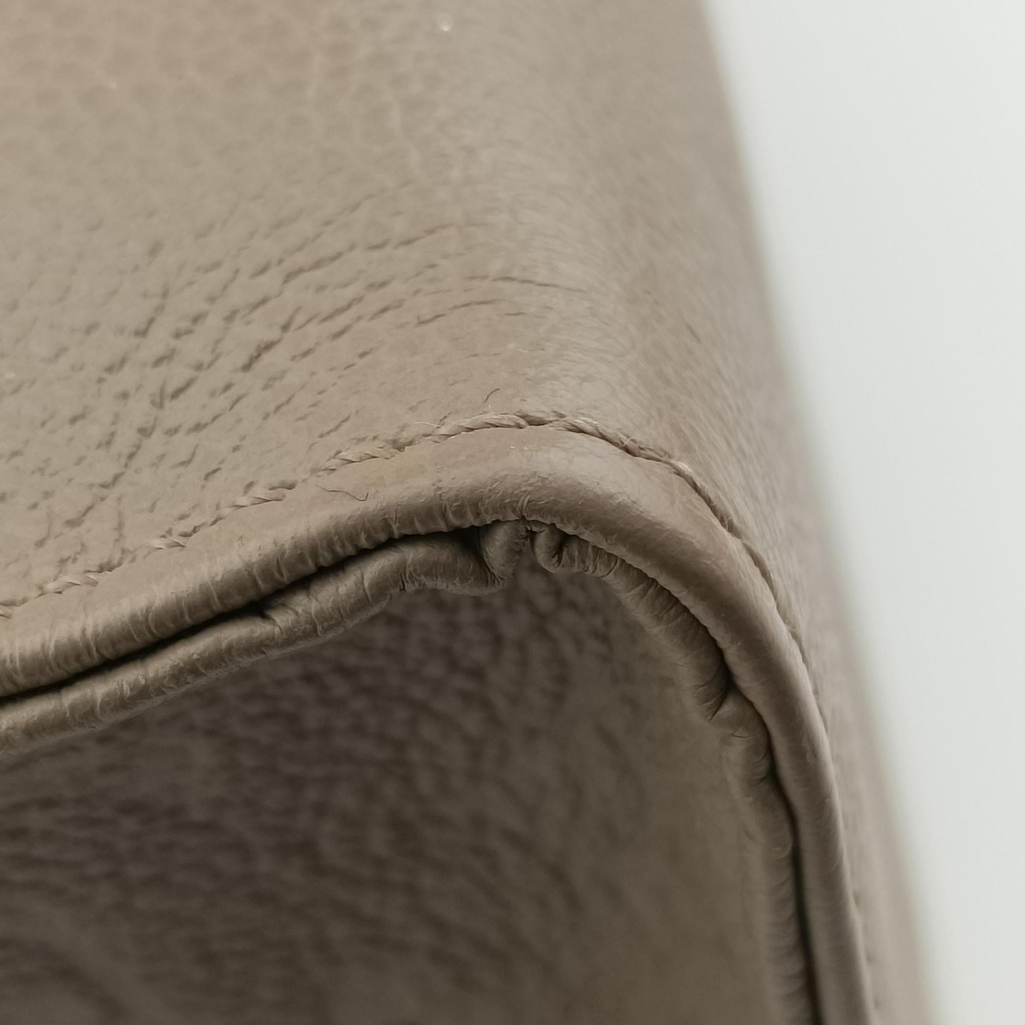 Pre-owned Louis Vuitton OntheGo MM Beige Monogram Empreinte M45607 shoulderbag | stylenewstar