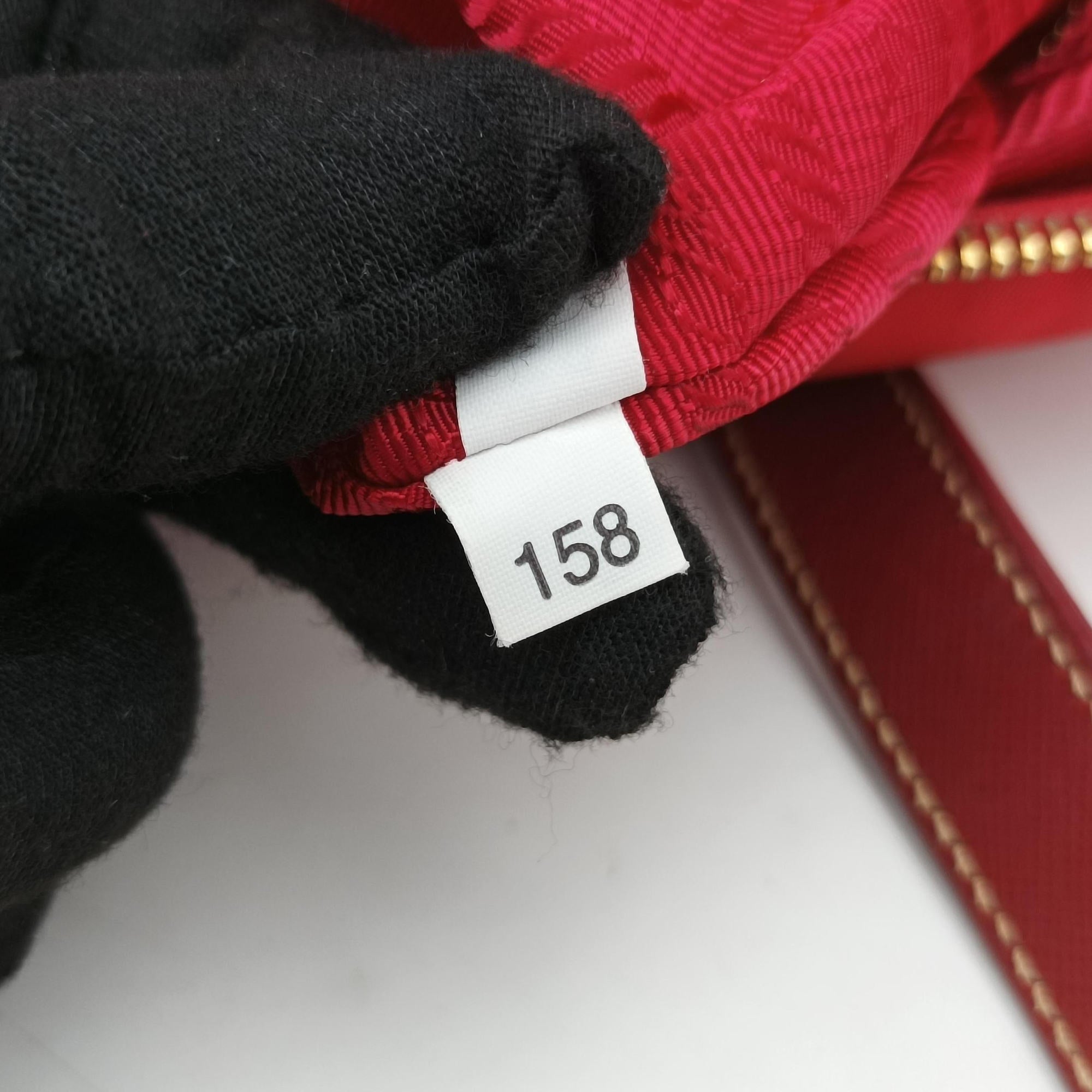 Pre-owned Prada Triangle Logo Red nylon  shoulderbag | stylenewstar