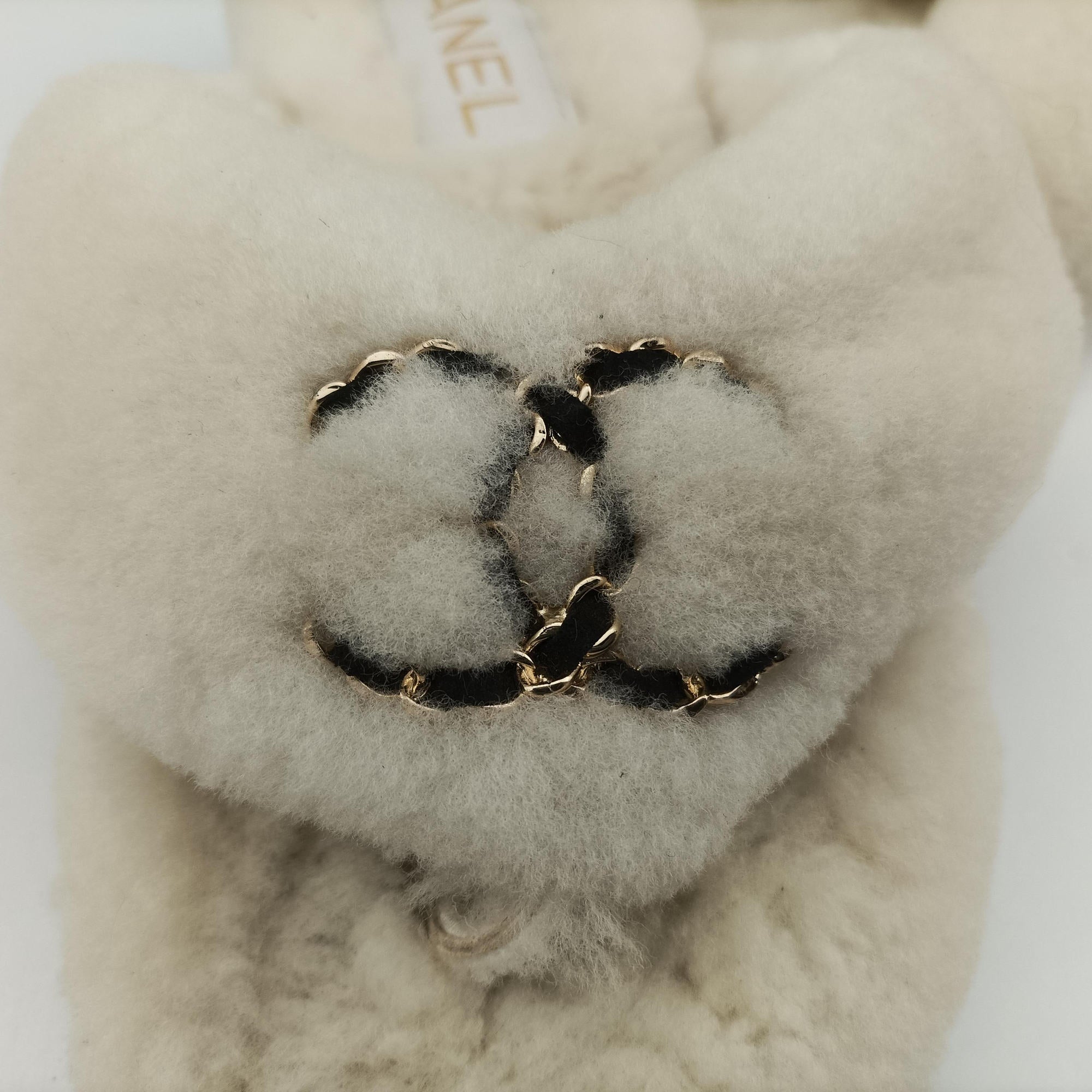 Pre-owned Chanel Chanel 19 Ivory Shearling × Lambskin  sneakers | stylenewstar