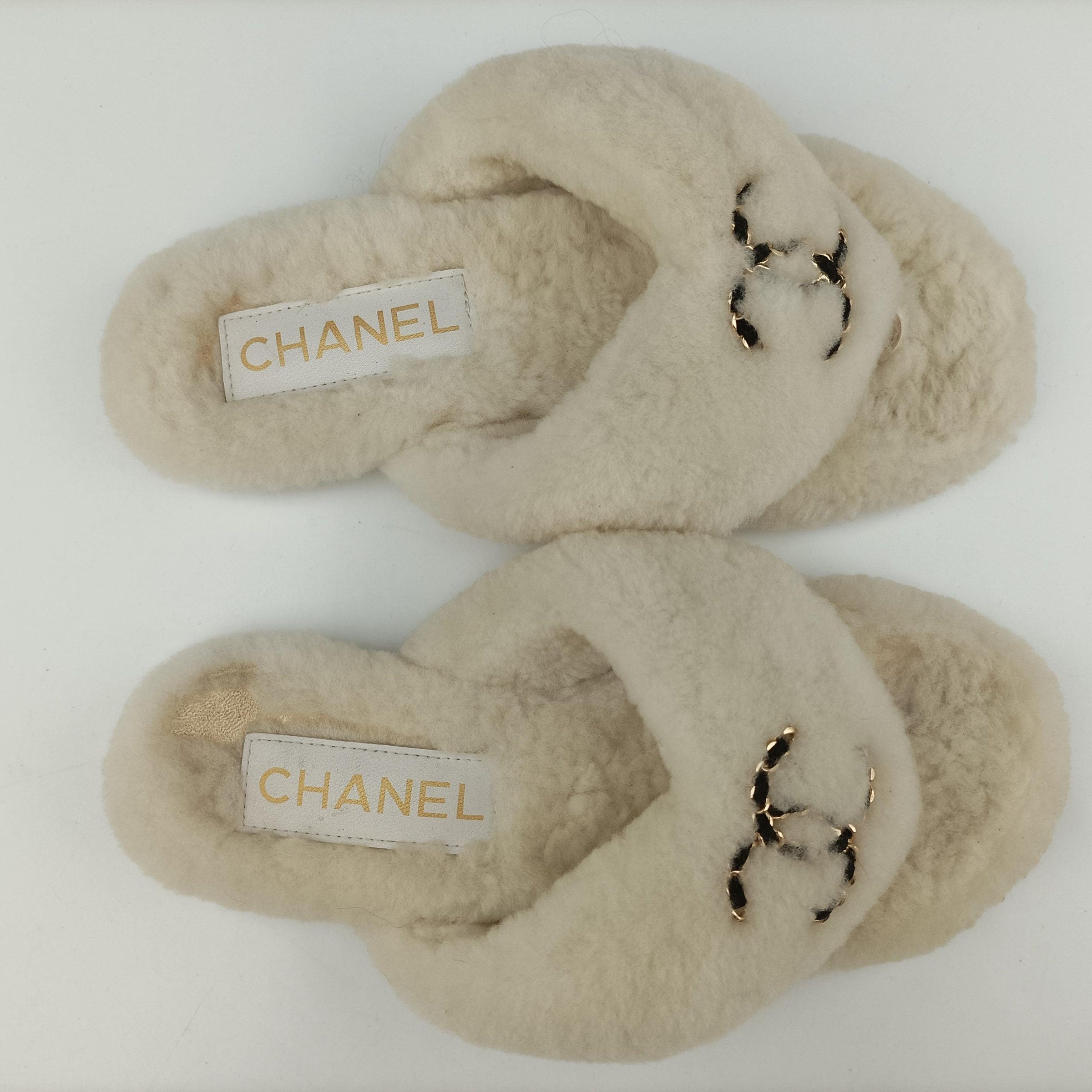 Pre-owned Chanel Chanel 19 Ivory Shearling × Lambskin  sneakers | stylenewstar