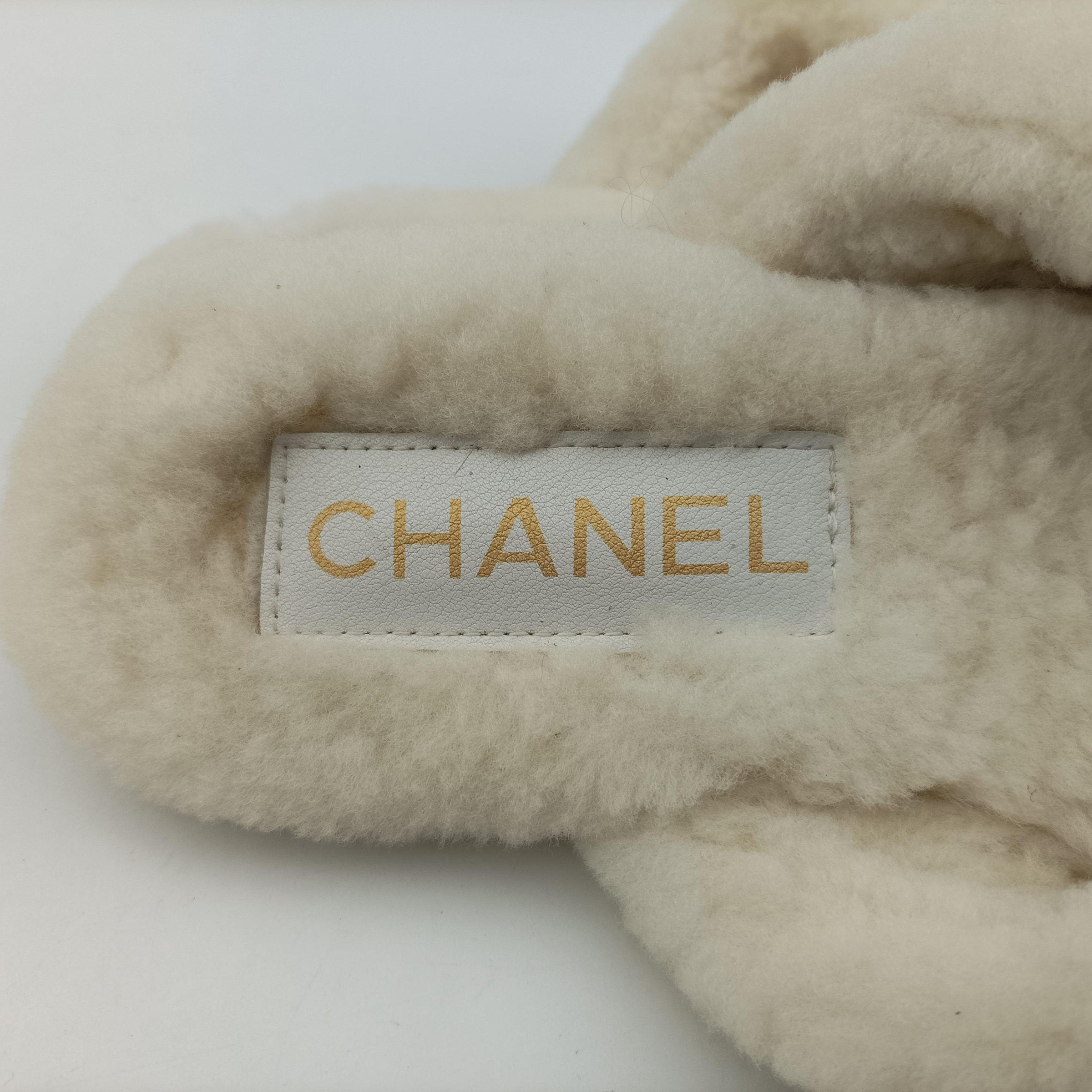 Pre-owned Chanel Chanel 19 Ivory Shearling × Lambskin  sneakers | stylenewstar