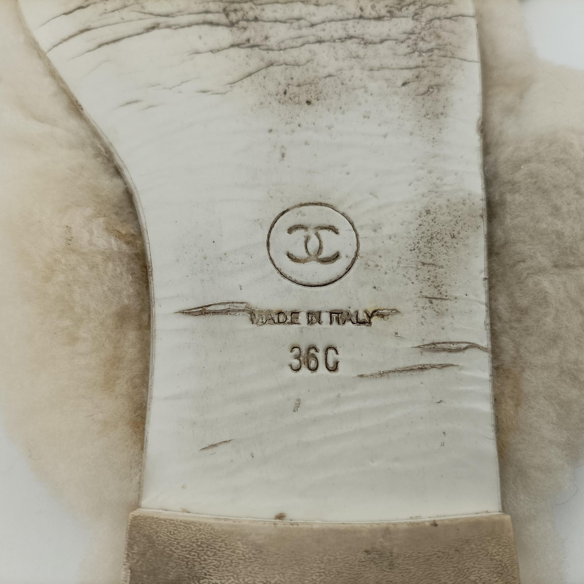 Pre-owned Chanel Chanel 19 Ivory Shearling × Lambskin  sneakers | stylenewstar