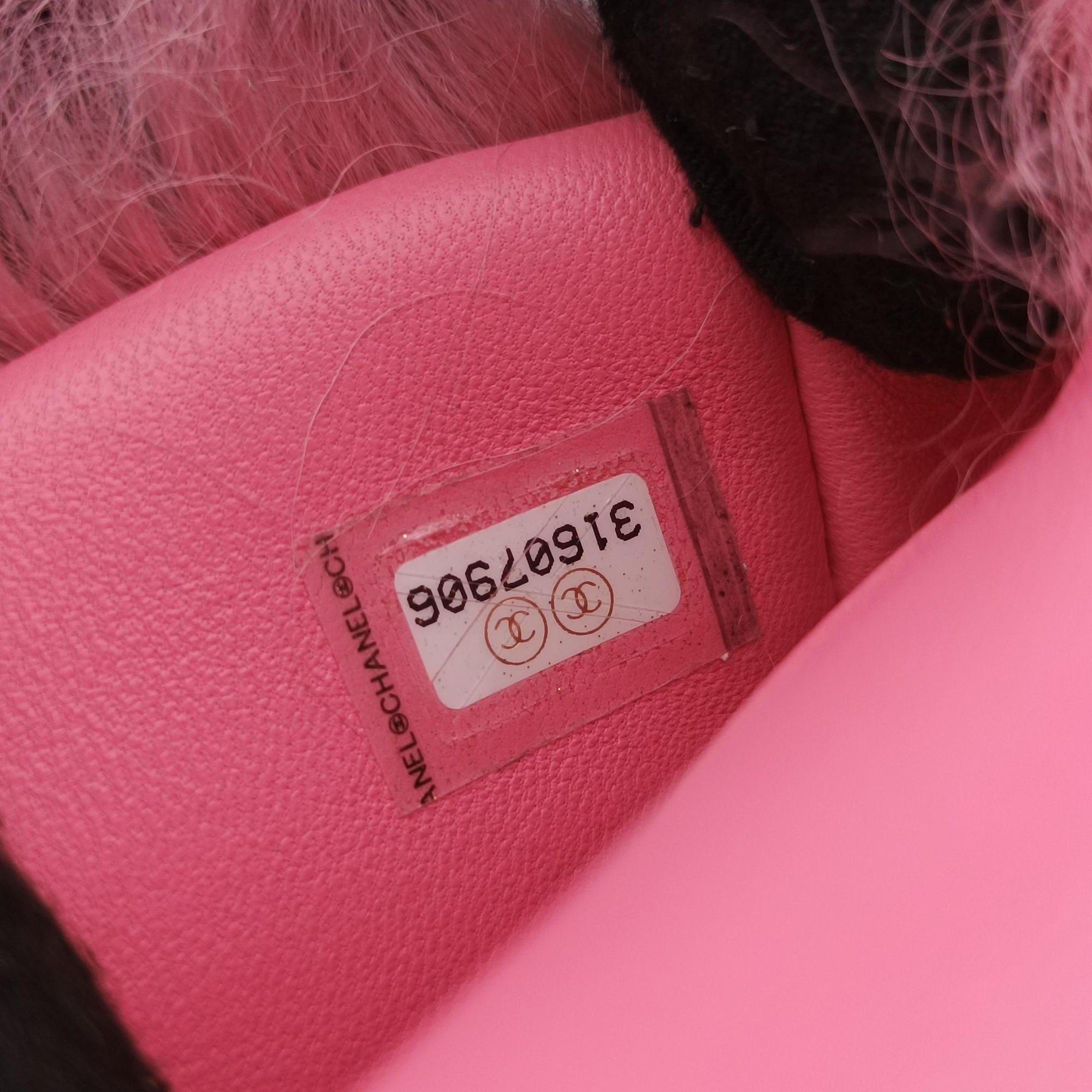 Vintage Chanel Shearling CC Hook Card Holder Pink wool AP2397 clutchbag | stylenewstar