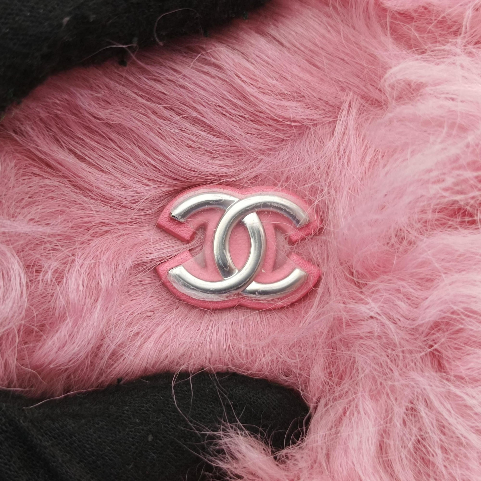 Vintage Chanel Shearling CC Hook Card Holder Pink wool AP2397 clutchbag | stylenewstar