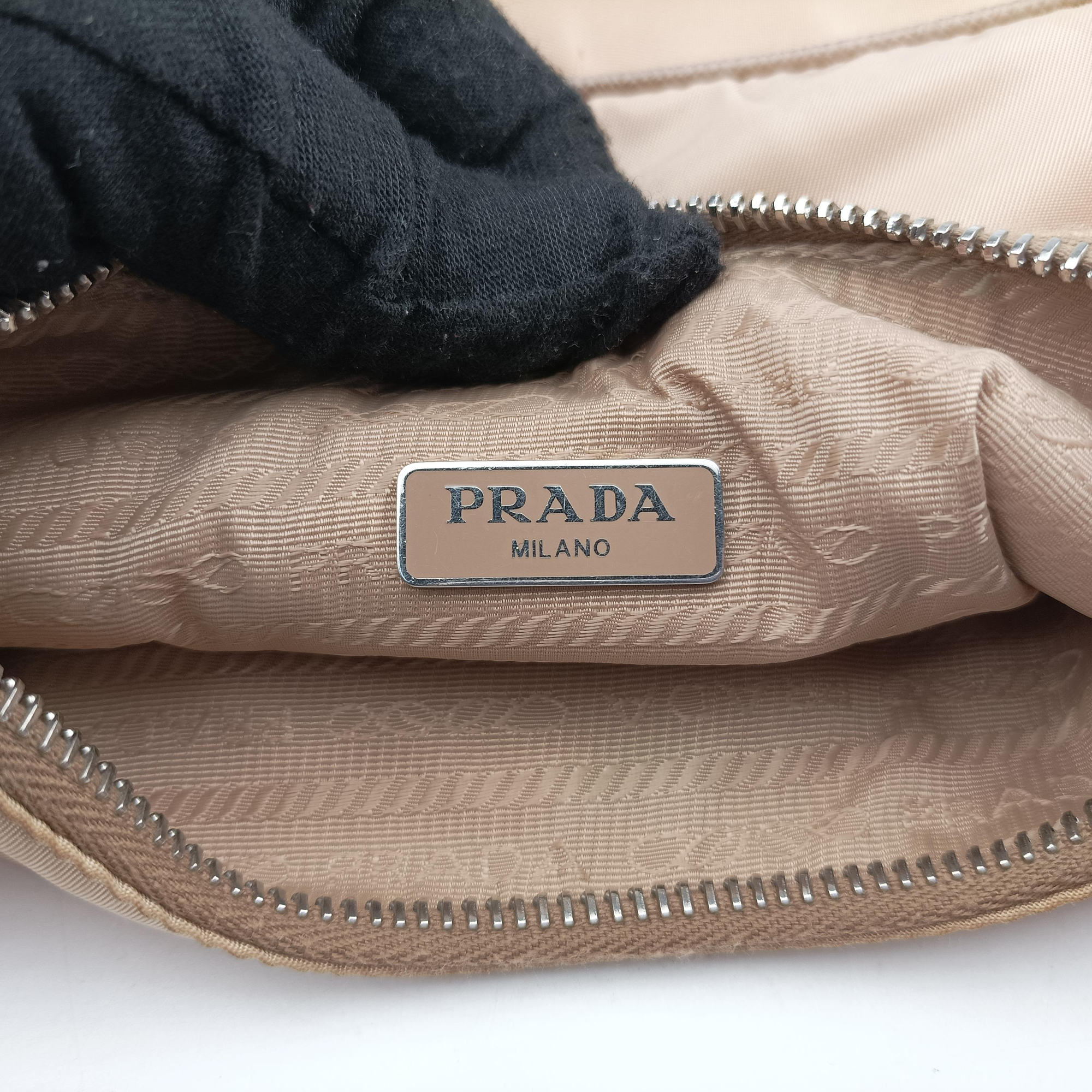 Pre-owned Prada Re-Edition 2005 Re-Nylon Beige nylon 1BH204 shoulderbag | stylenewstar