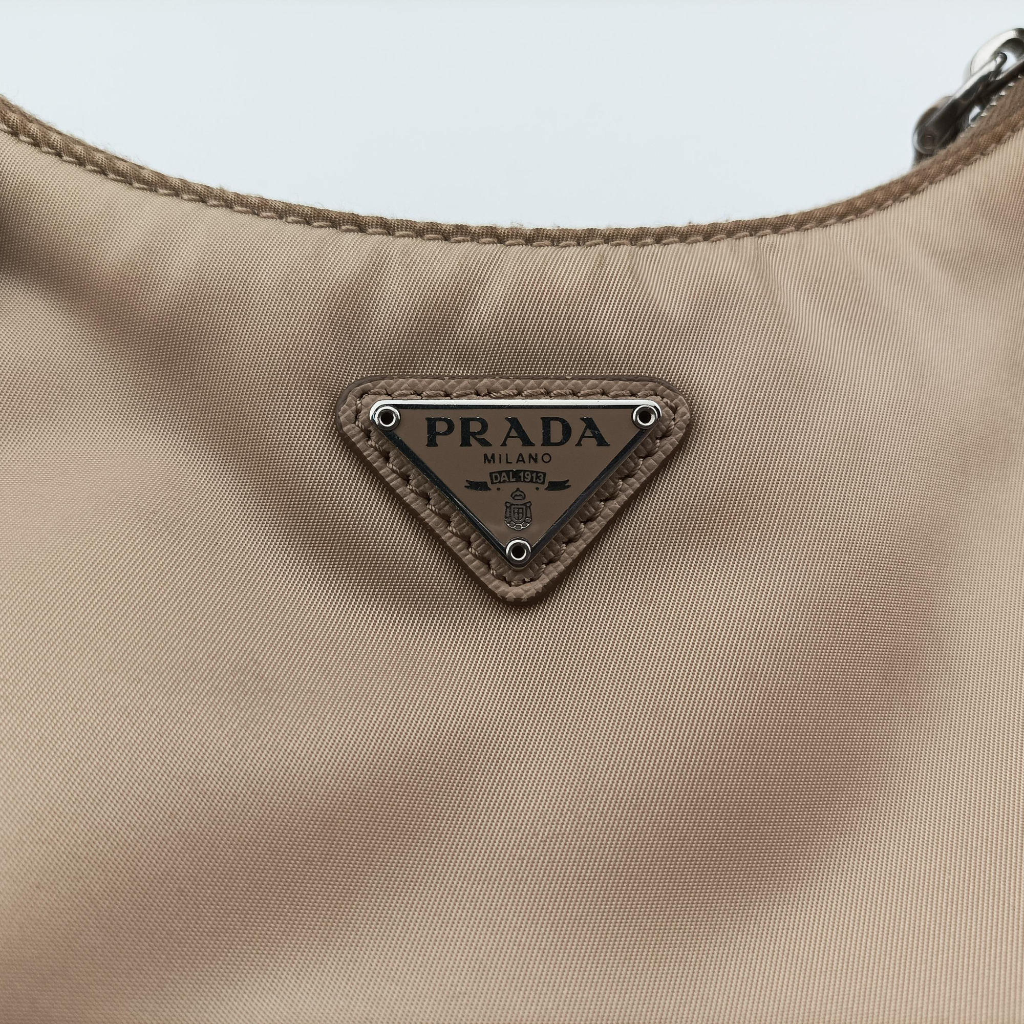 Pre-owned Prada Re-Edition 2005 Re-Nylon Beige nylon 1BH204 shoulderbag | stylenewstar