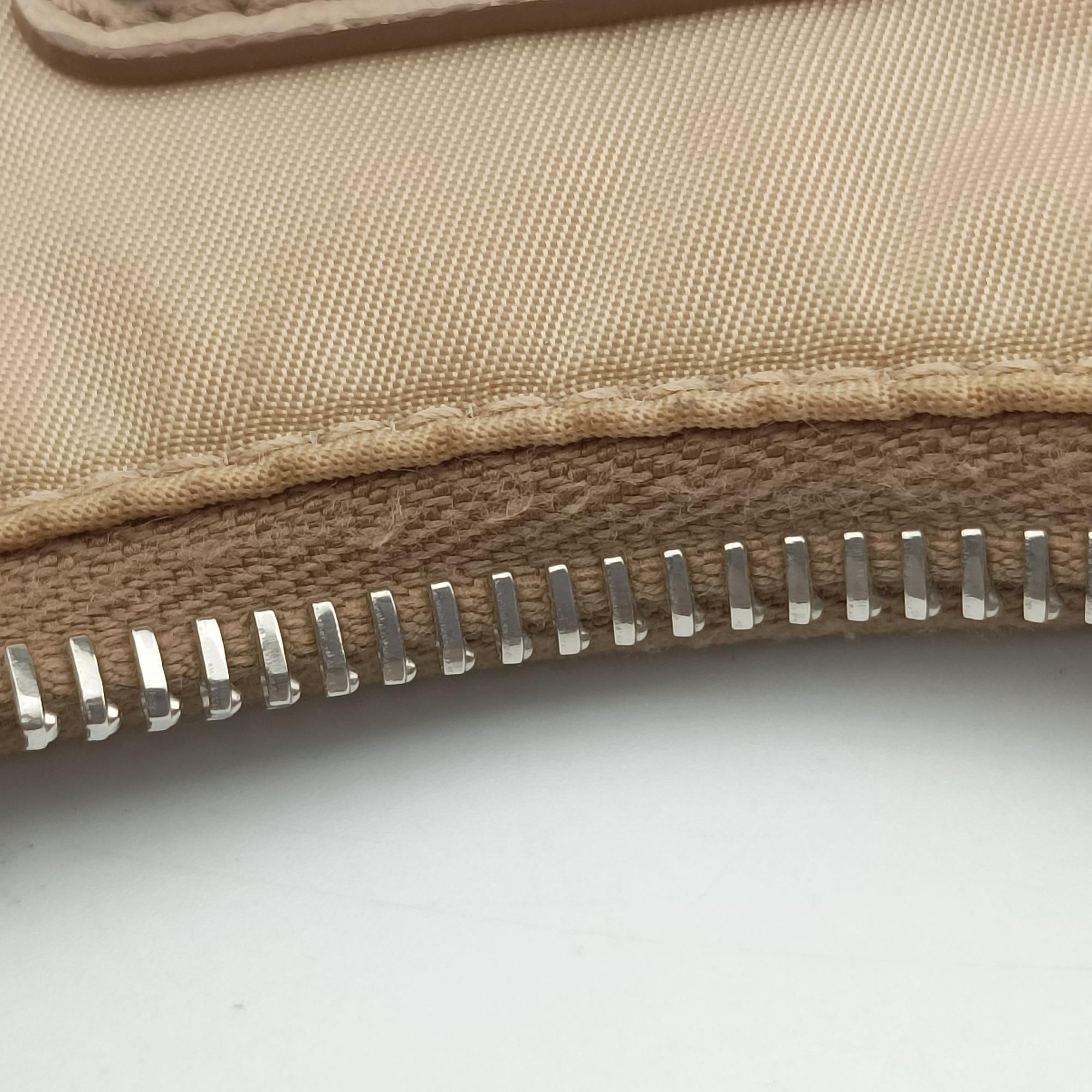 Pre-owned Prada Re-Edition 2005 Re-Nylon Beige nylon 1BH204 shoulderbag | stylenewstar