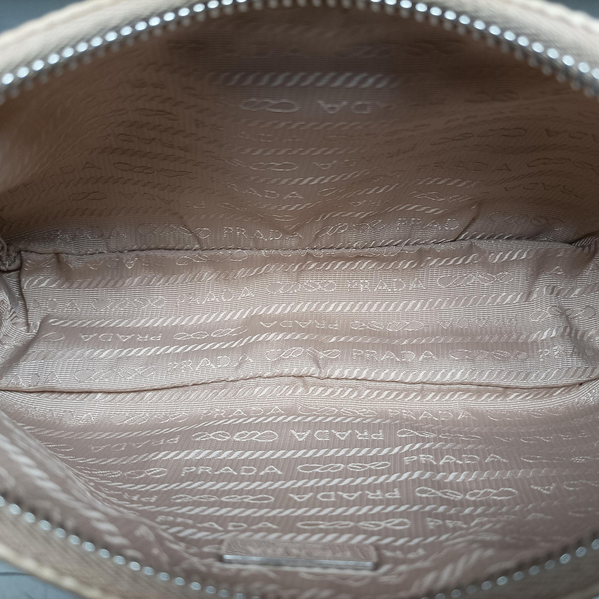 Pre-owned Prada Re-Edition 2005 Re-Nylon Beige nylon 1BH204 shoulderbag | stylenewstar