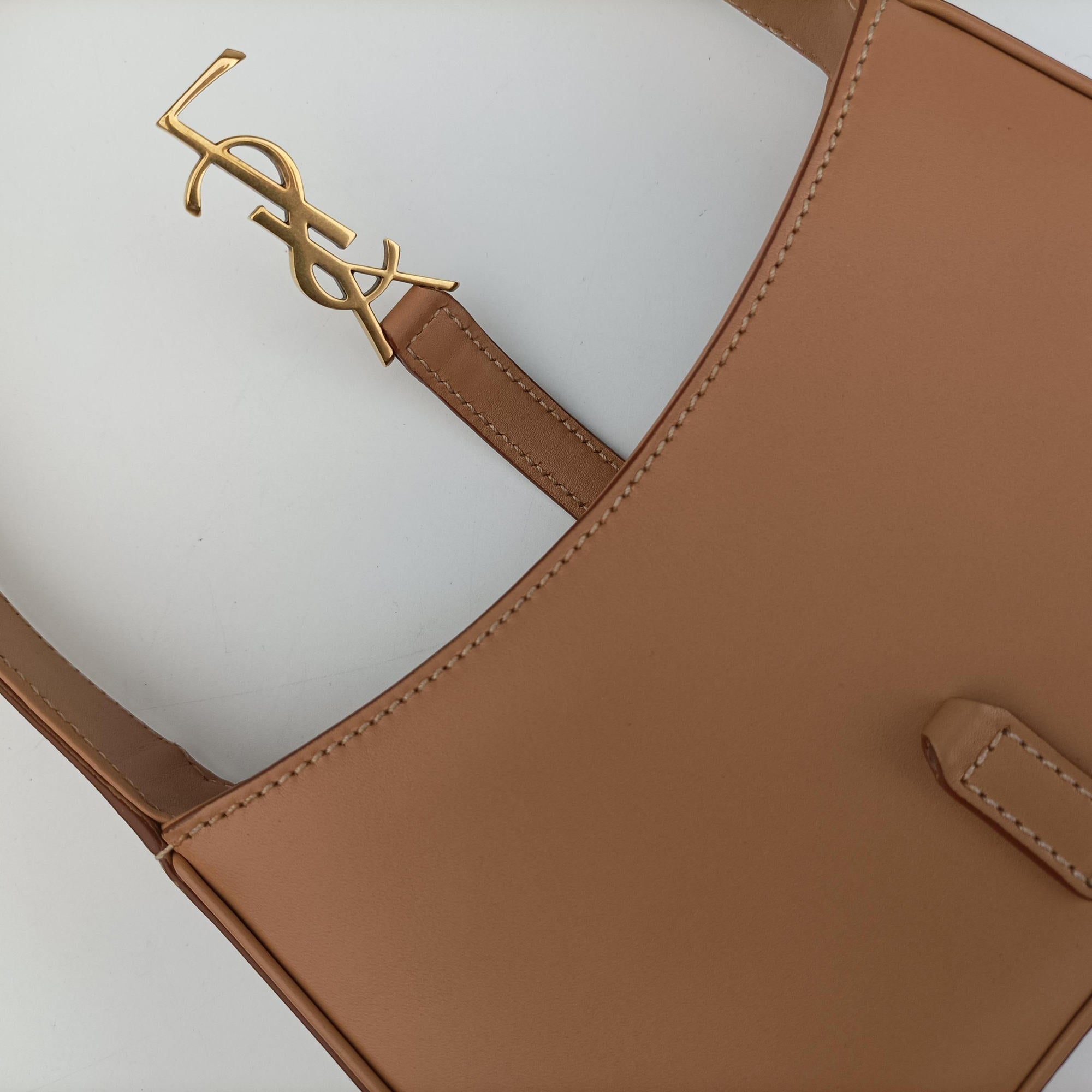 Pre-owned Yves Saint Laurent LE5A7Hobo Camel Leather 710318 handbag | stylenewstar