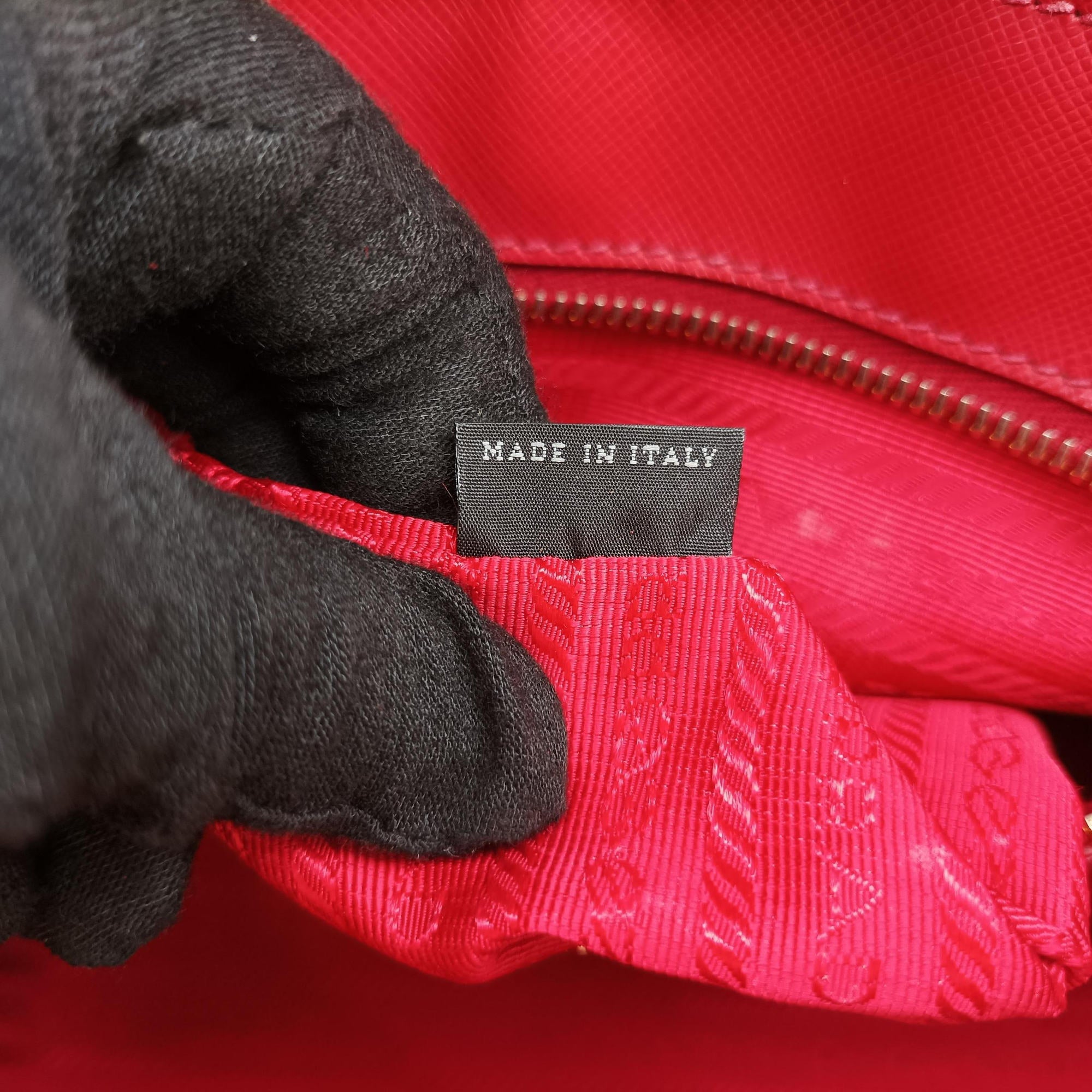 Vintage Prada Galleria Red SAFFIANO Leather BN1786 shoulderbag | stylenewstar