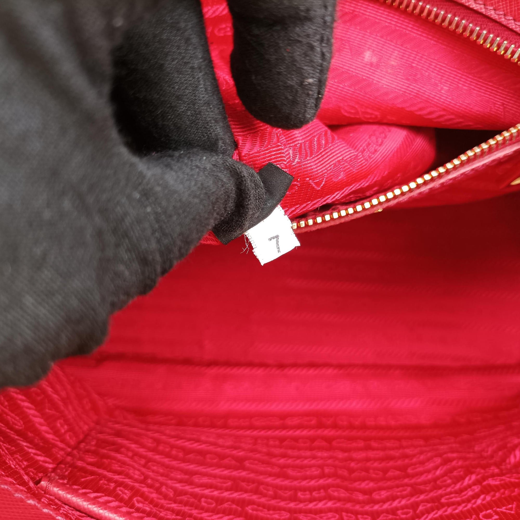 Vintage Prada Galleria Red SAFFIANO Leather BN1786 shoulderbag | stylenewstar