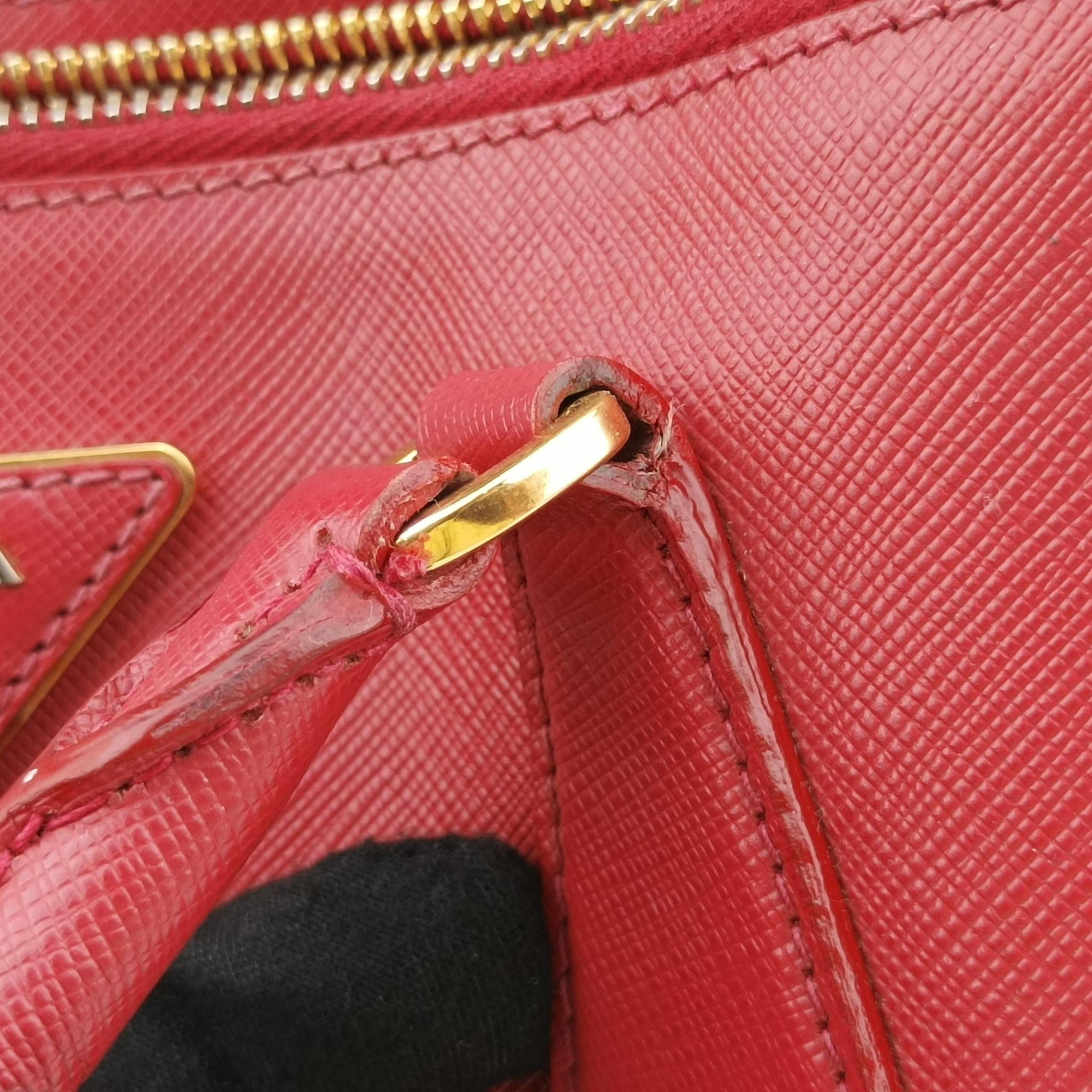 Vintage Prada Galleria Red SAFFIANO Leather BN1786 shoulderbag | stylenewstar