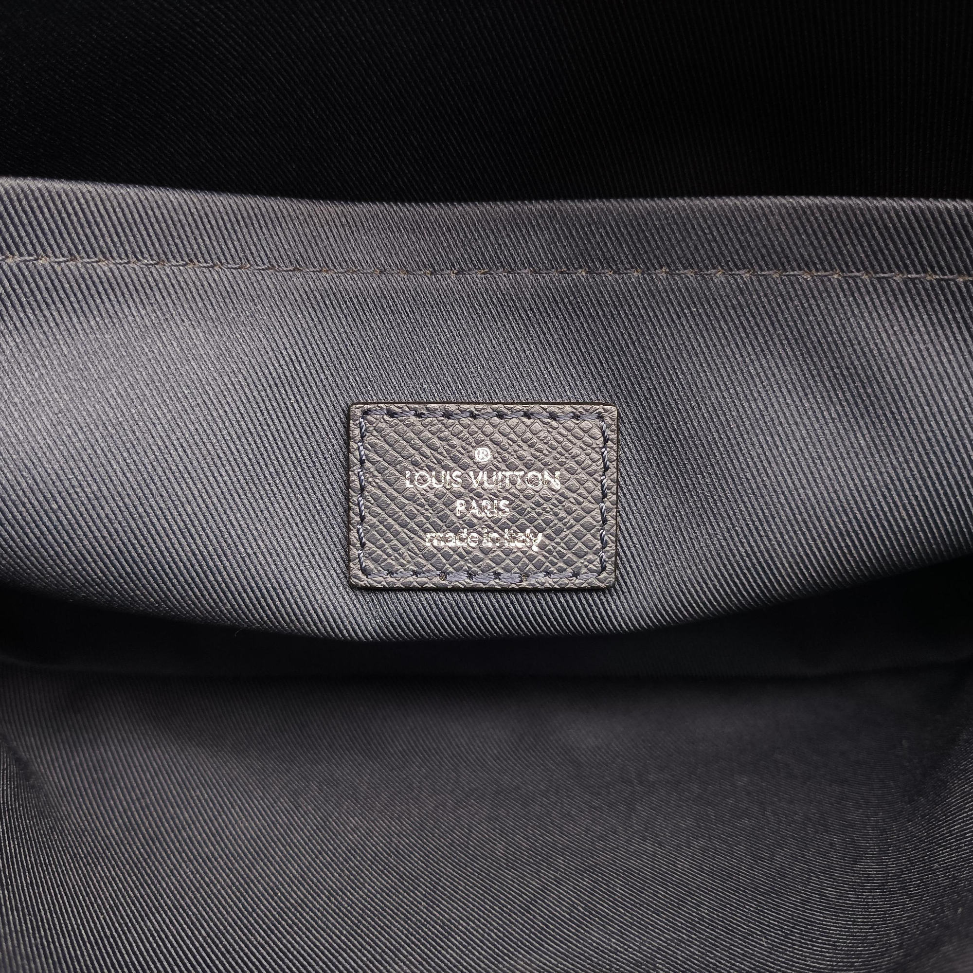 Vintage Louis Vuitton Outdoor Messenger PM Navy Taiga M33437 shoulderbag | stylenewstar