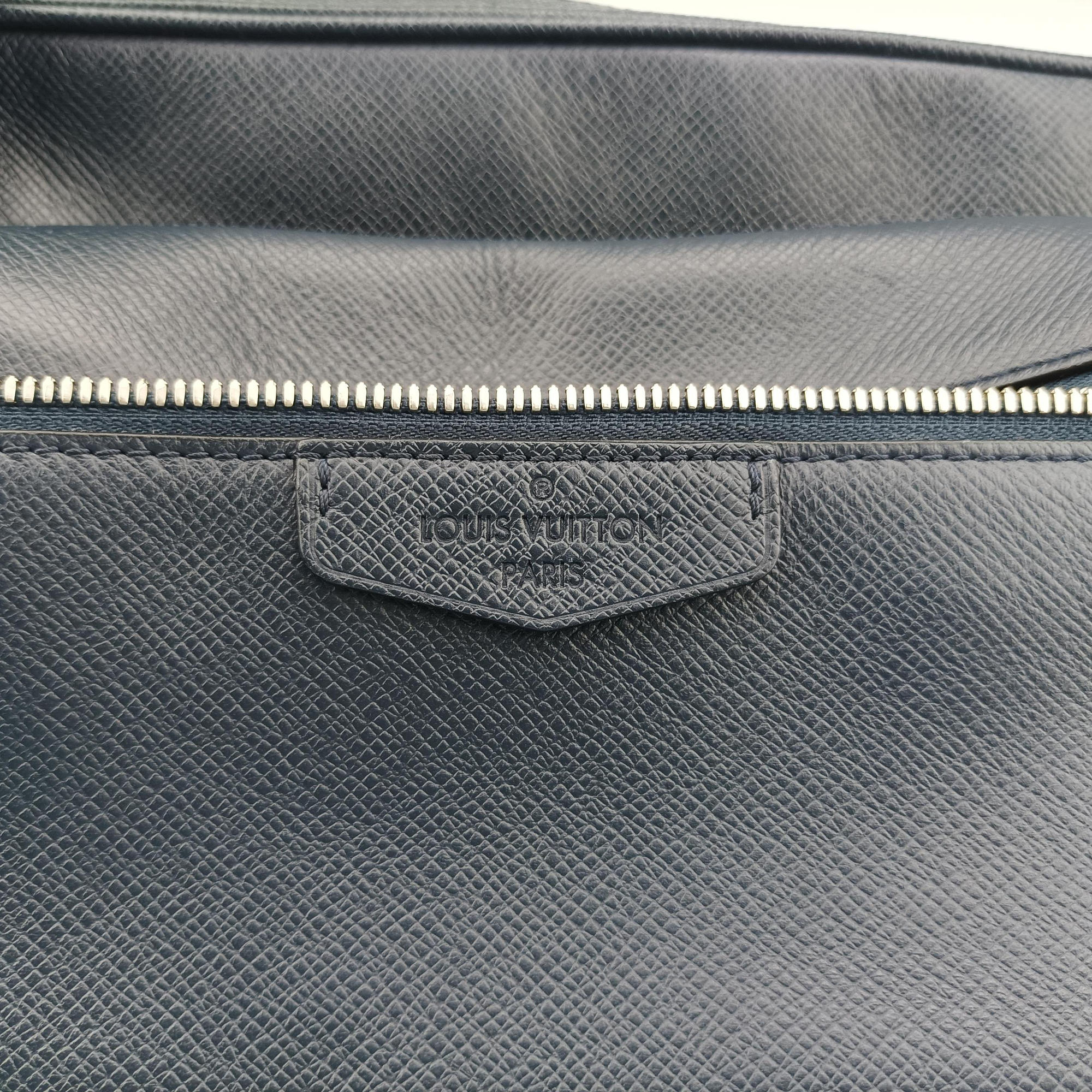 Vintage Louis Vuitton Outdoor Messenger PM Navy Taiga M33437 shoulderbag | stylenewstar