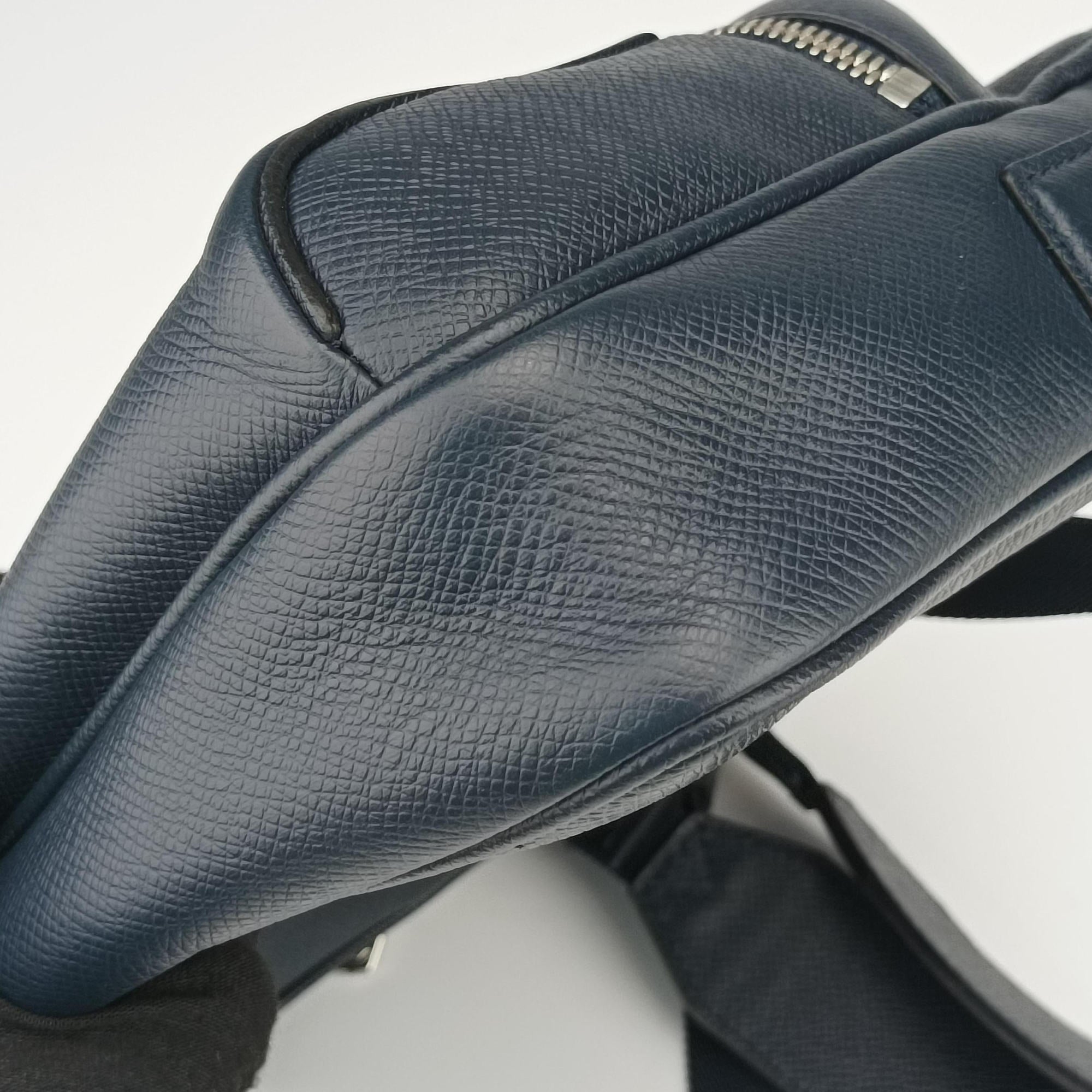 Vintage Louis Vuitton Outdoor Messenger PM Navy Taiga M33437 shoulderbag | stylenewstar