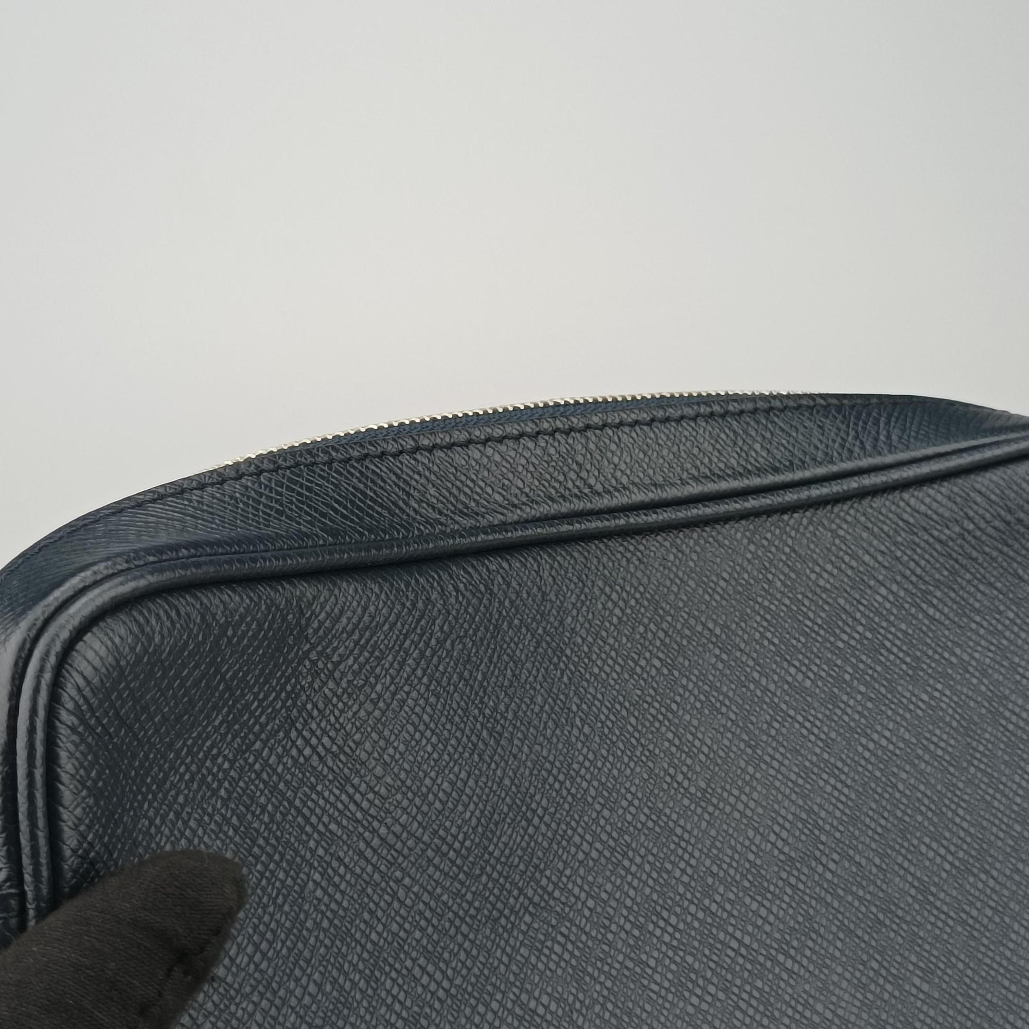 Vintage Louis Vuitton Outdoor Messenger PM Navy Taiga M33437 shoulderbag | stylenewstar