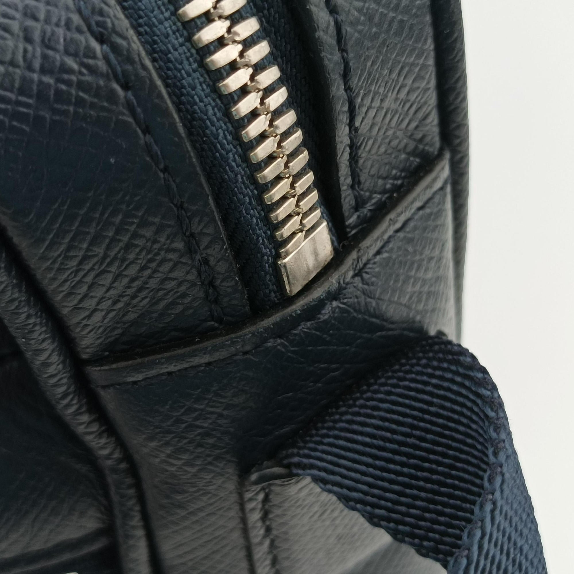 Vintage Louis Vuitton Outdoor Messenger PM Navy Taiga M33437 shoulderbag | stylenewstar