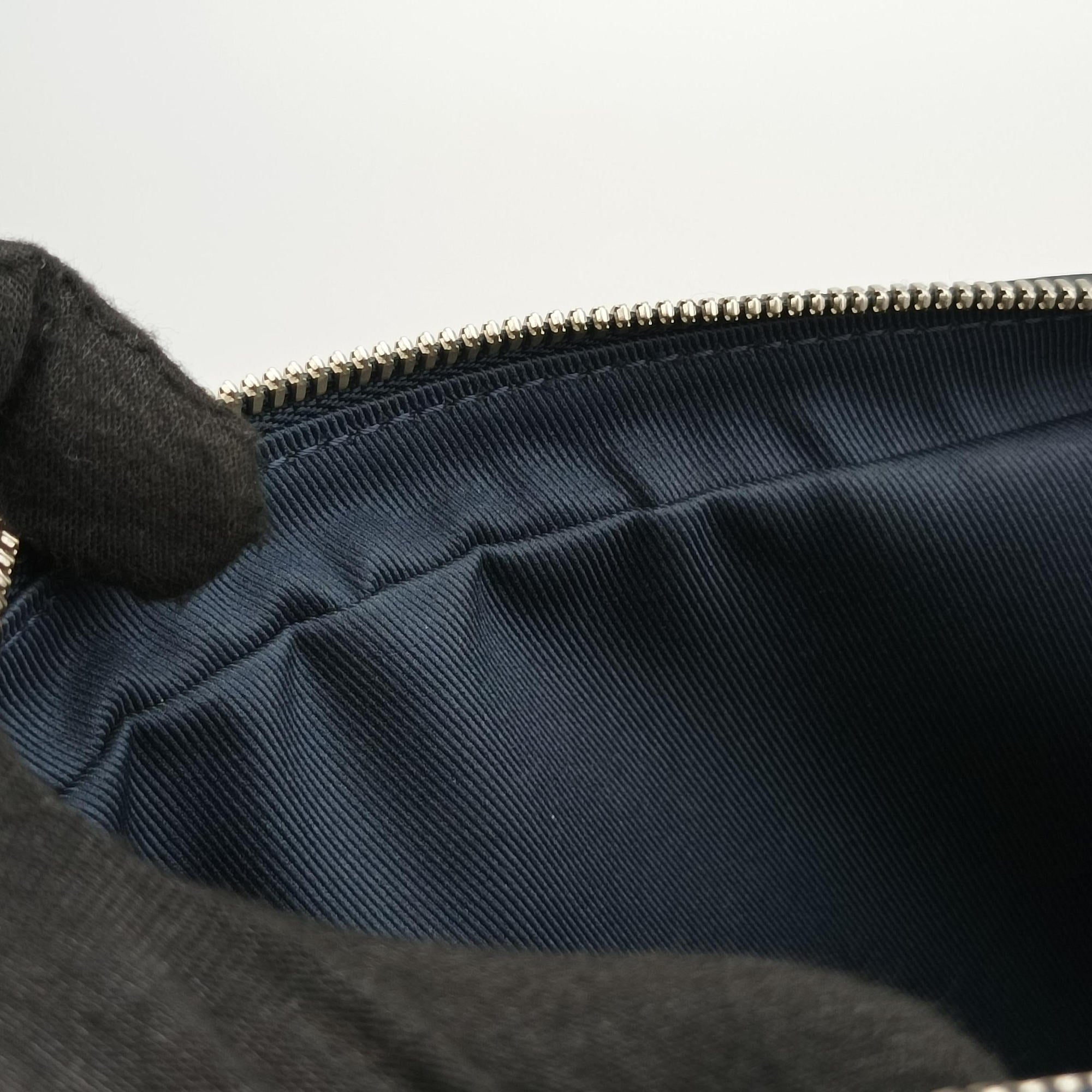 Vintage Louis Vuitton Outdoor Messenger PM Navy Taiga M33437 shoulderbag | stylenewstar