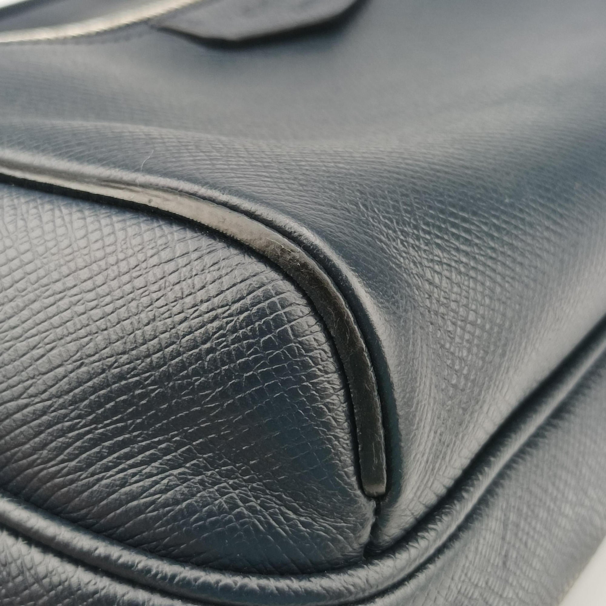 Vintage Louis Vuitton Outdoor Messenger PM Navy Taiga M33437 shoulderbag | stylenewstar