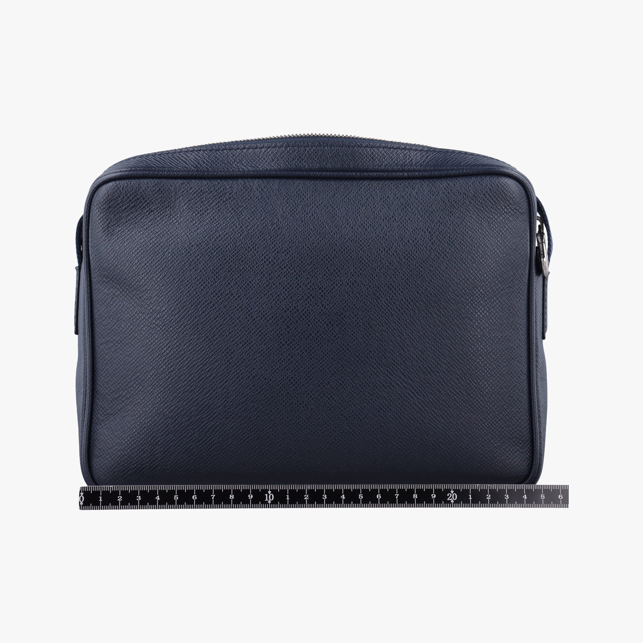 Vintage Louis Vuitton Outdoor Messenger PM Navy Taiga M33437 shoulderbag | stylenewstar