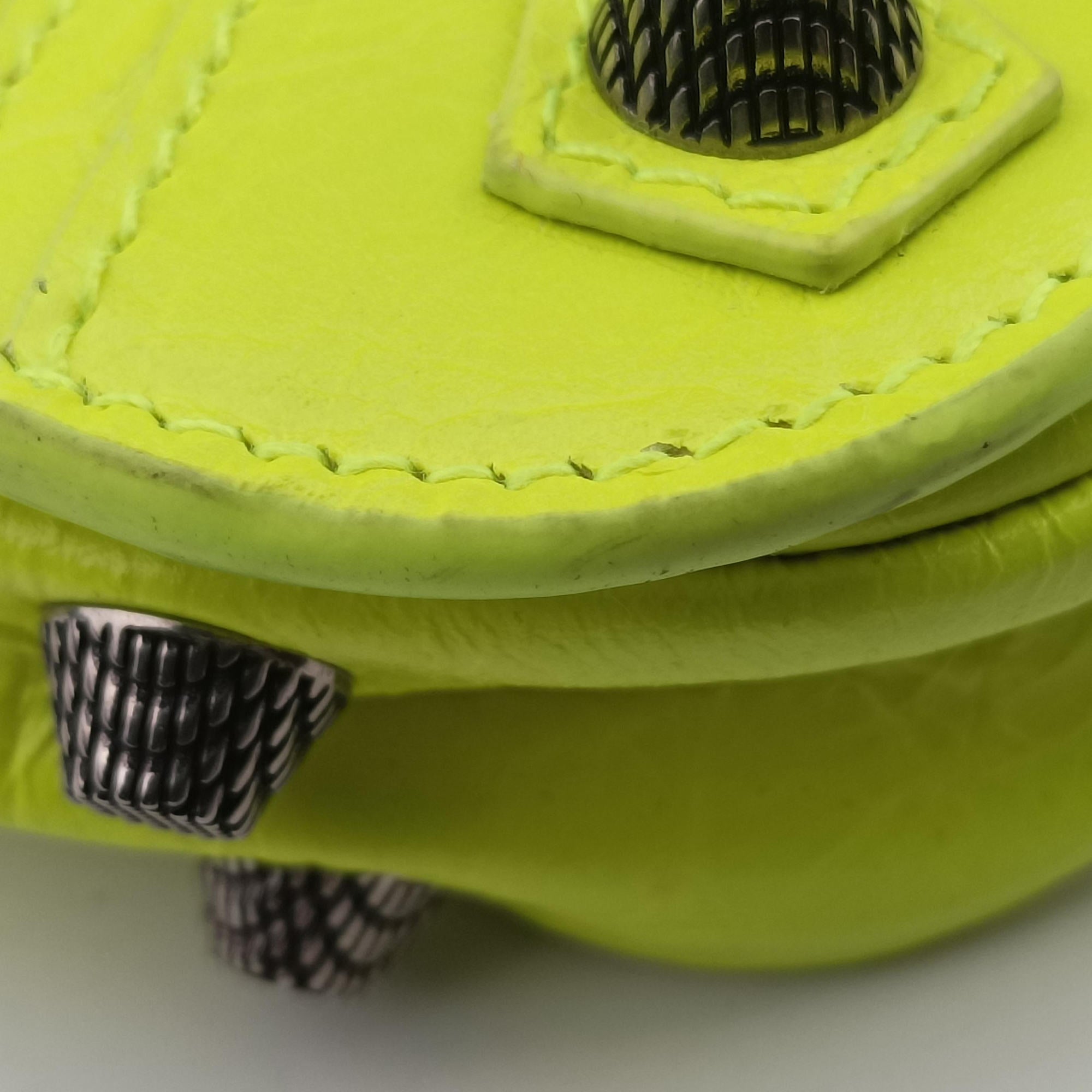 Secondhand Balenciaga Le Cagole Neon Yellow  lambskin  shoulderbag | stylenewstar