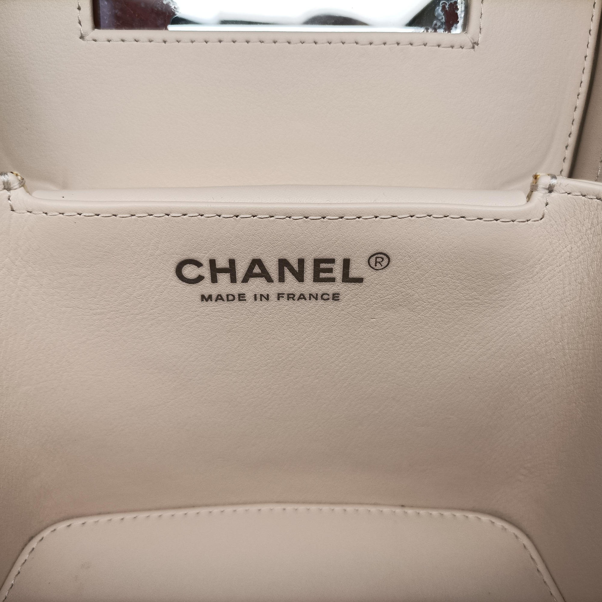 Secondhand Chanel Vanity Matelasse Chain Handle White Patent Leather A91055 handbag | stylenewstar