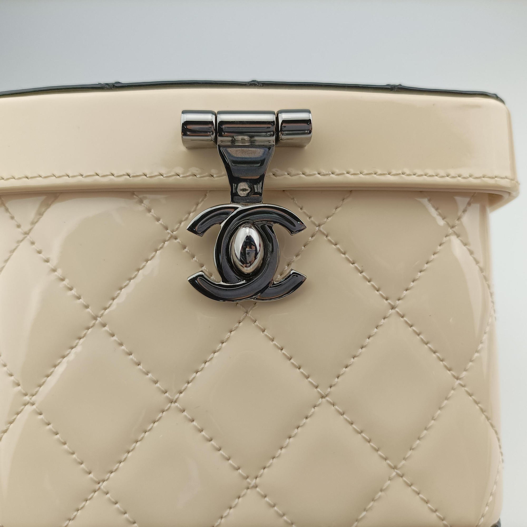 Secondhand Chanel Vanity Matelasse Chain Handle White Patent Leather A91055 handbag | stylenewstar