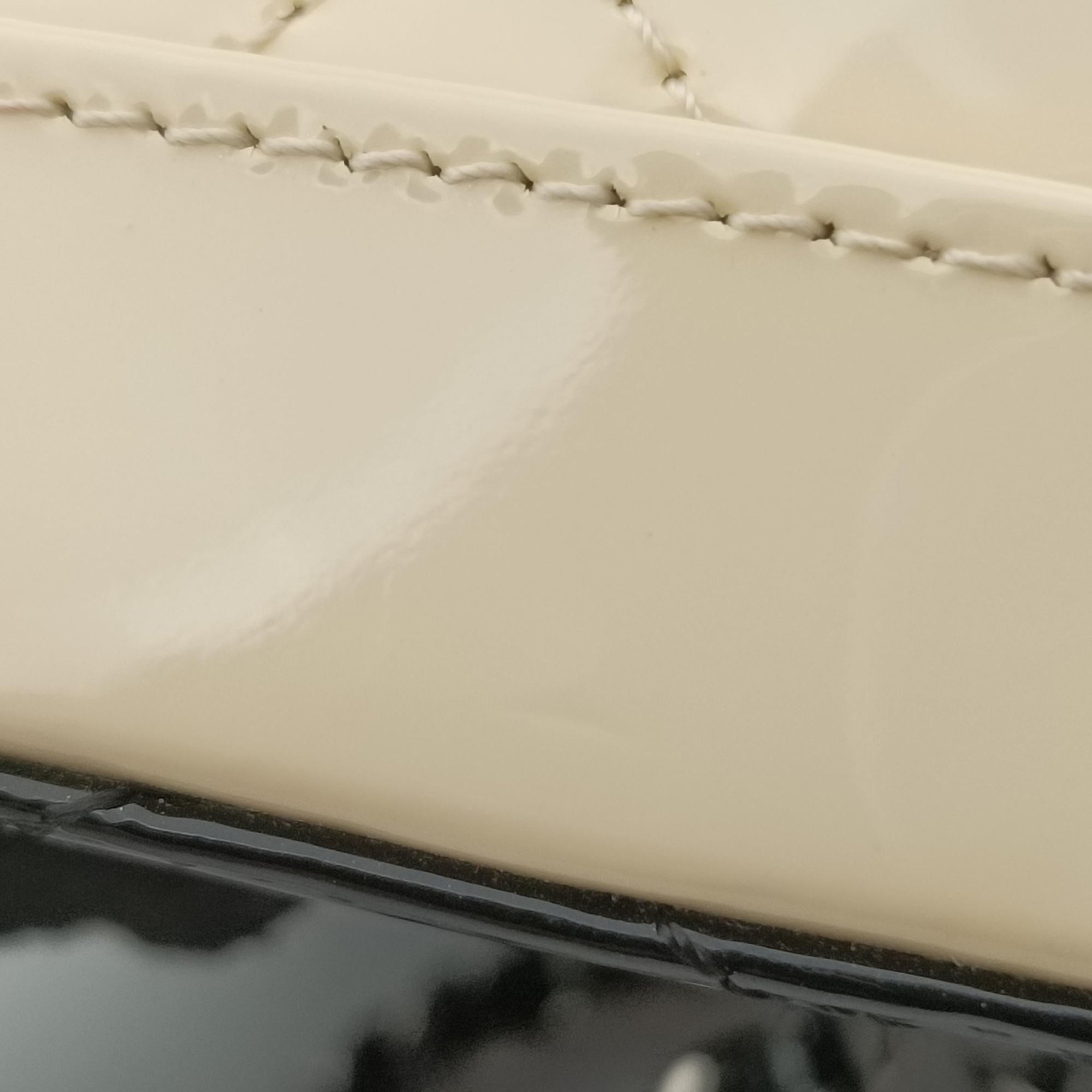 Secondhand Chanel Vanity Matelasse Chain Handle White Patent Leather A91055 handbag | stylenewstar