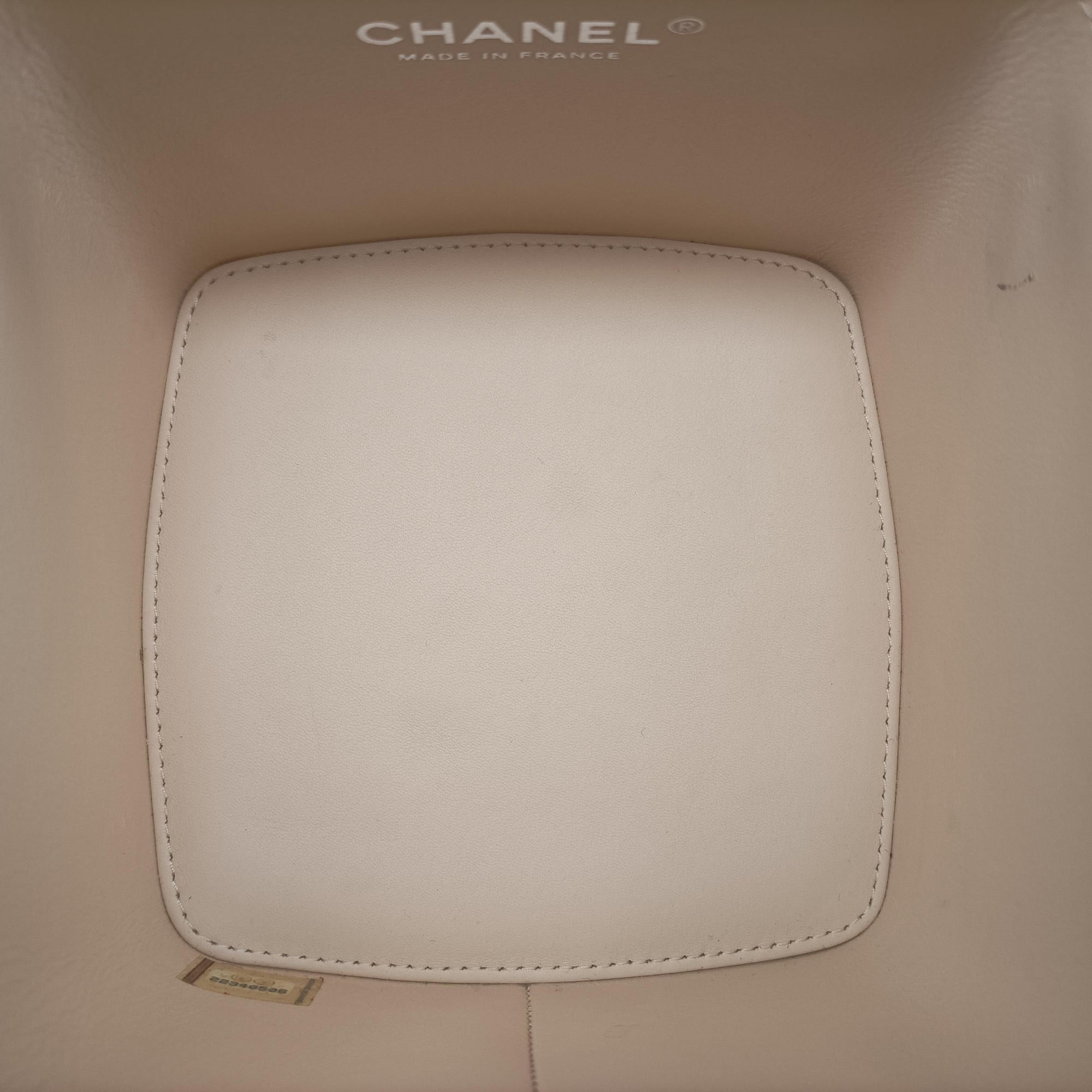 Secondhand Chanel Vanity Matelasse Chain Handle White Patent Leather A91055 handbag | stylenewstar