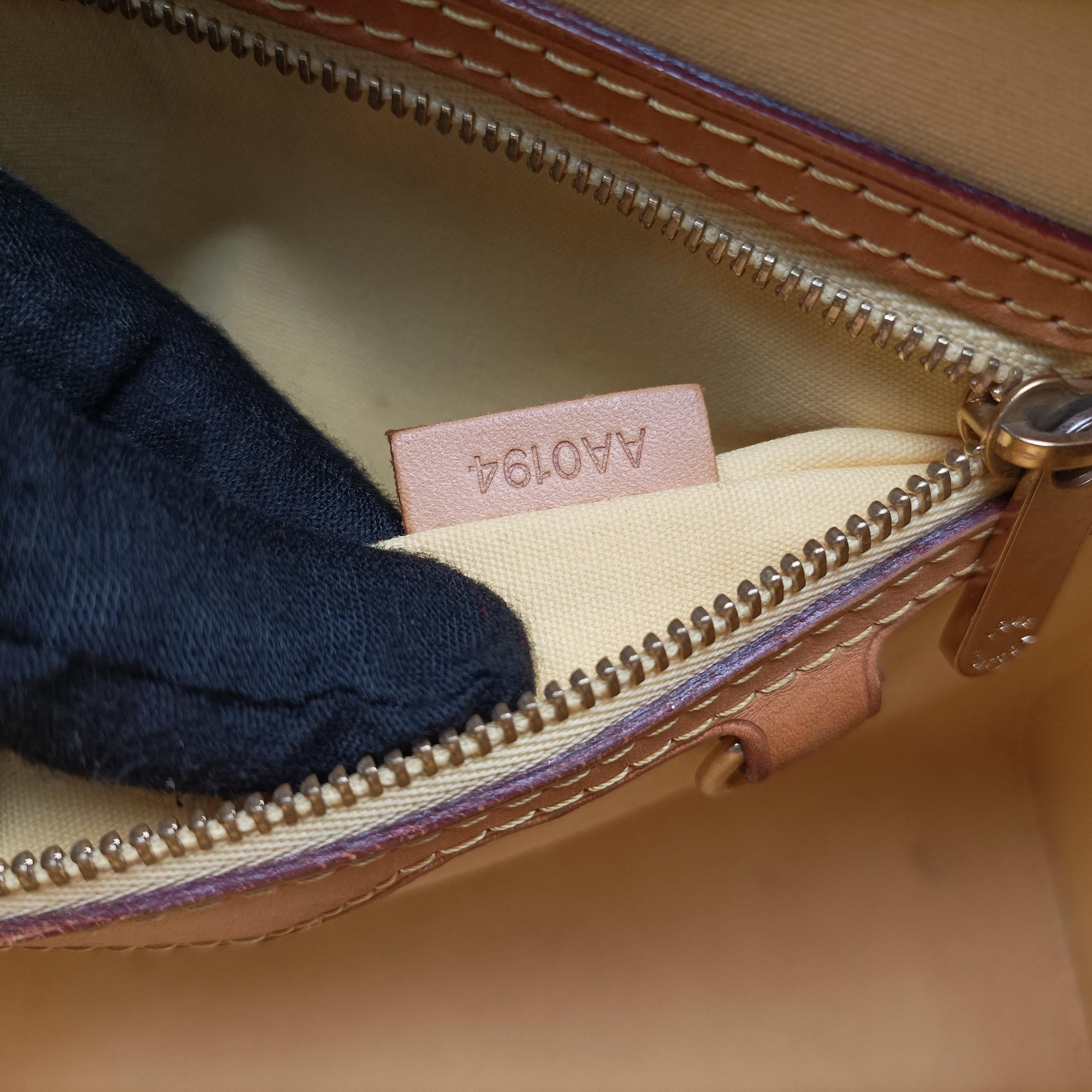 Pre-owned Louis Vuitton Brea MM Dunne Vernis M90180 shoulderbag | stylenewstar