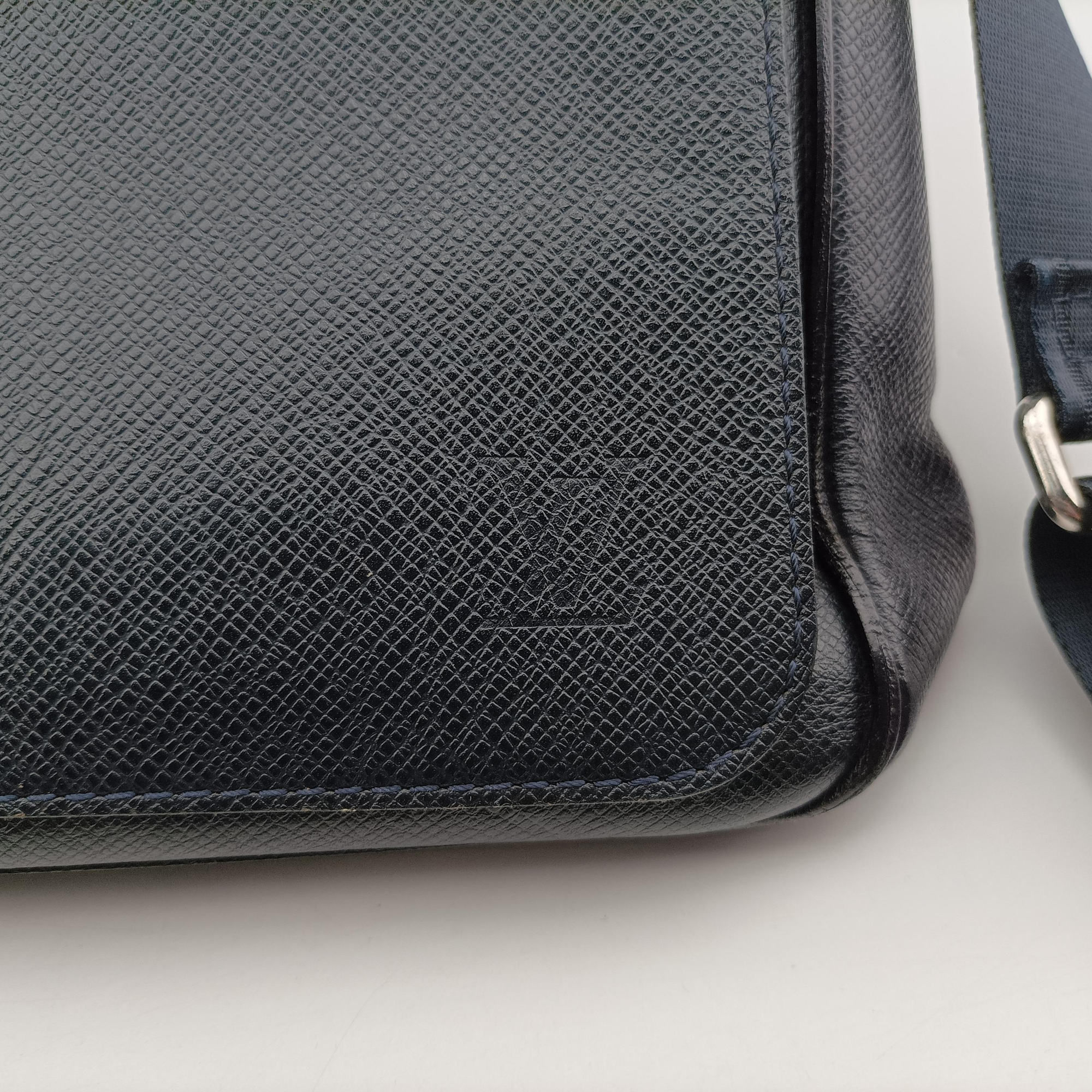 Pre-owned Louis Vuitton ANDREI ARDOISE Taiga M32482 shoulderbag | stylenewstar