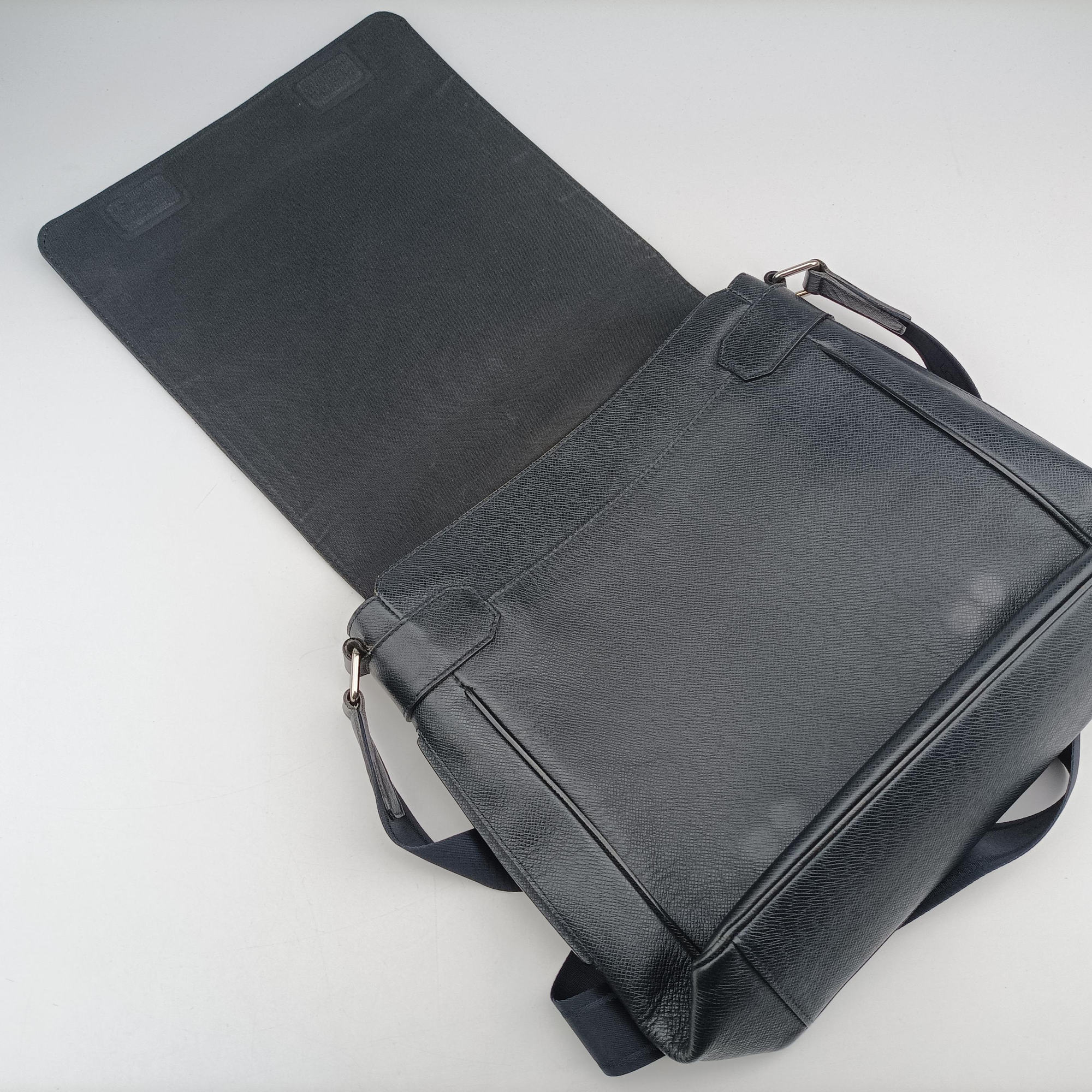 Pre-owned Louis Vuitton ANDREI ARDOISE Taiga M32482 shoulderbag | stylenewstar