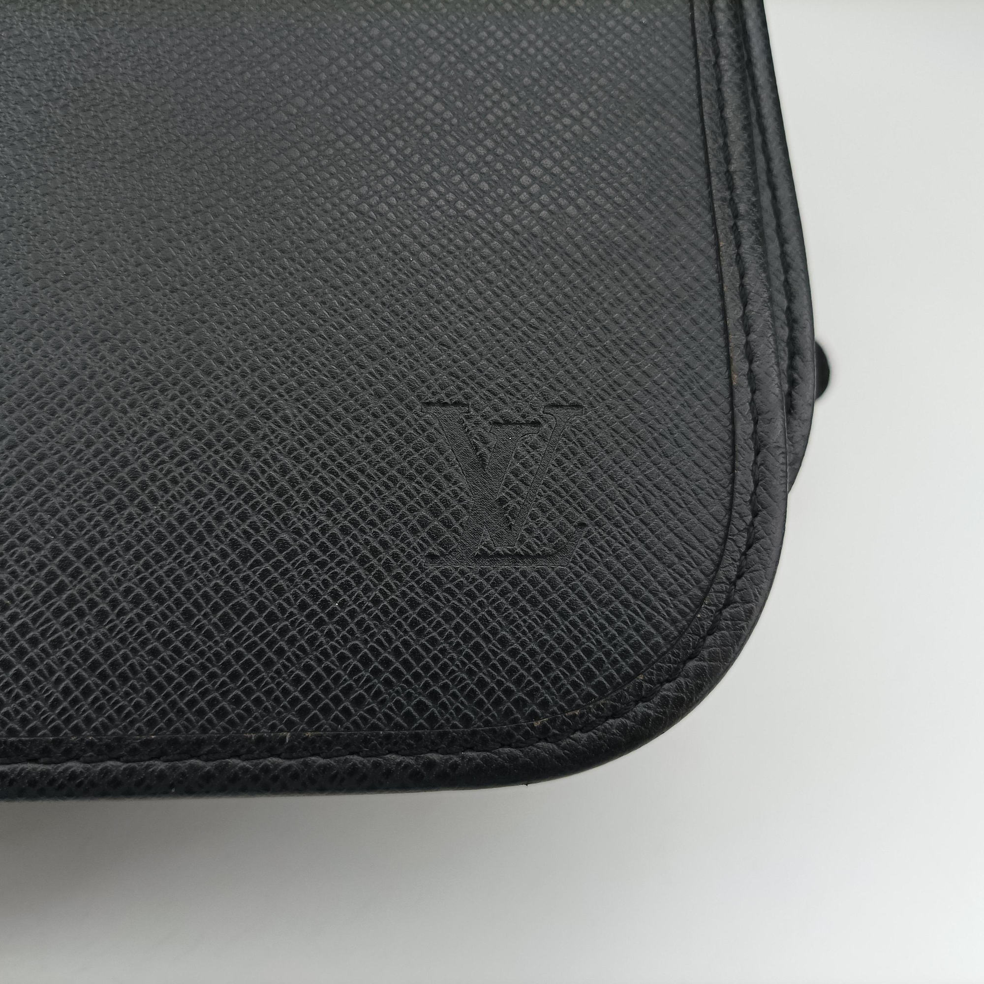 Pre-owned Louis Vuitton ANDREI ARDOISE Taiga M32482 shoulderbag | stylenewstar