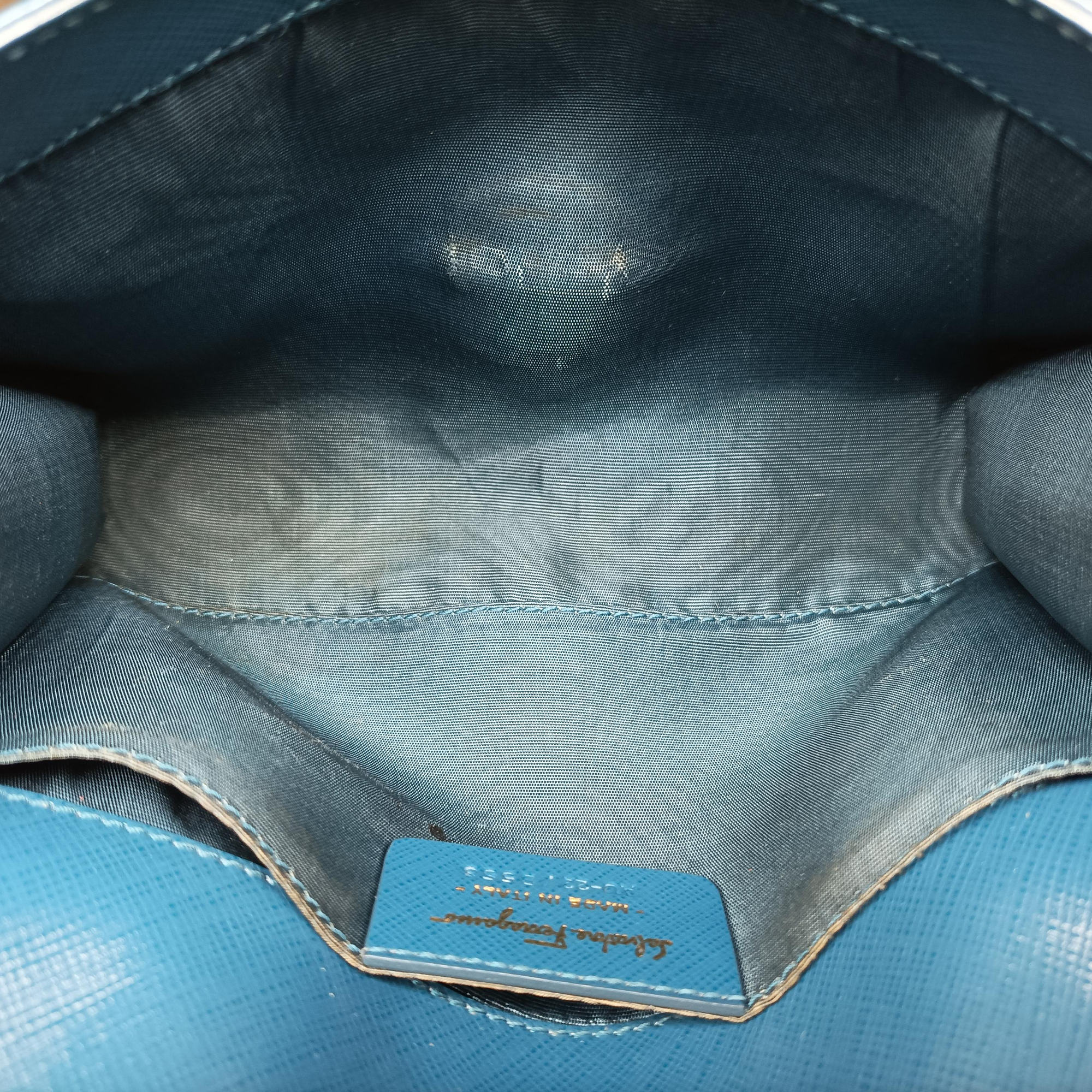 Pre-owned Ferragamo Ginny Vara Blue Leather  shoulderbag | stylenewstar