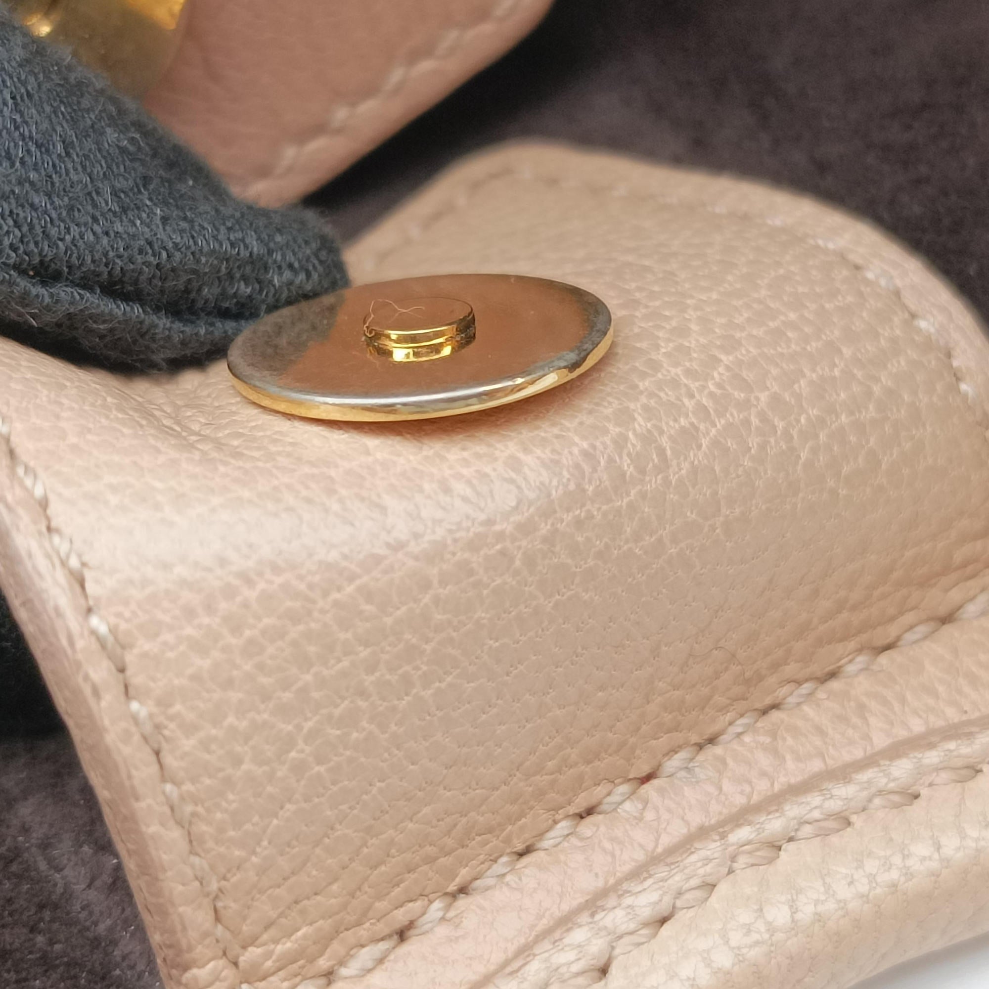 Pre-owned Yves Saint Laurent Mombasa Beige Leather 122245 handbag | stylenewstar