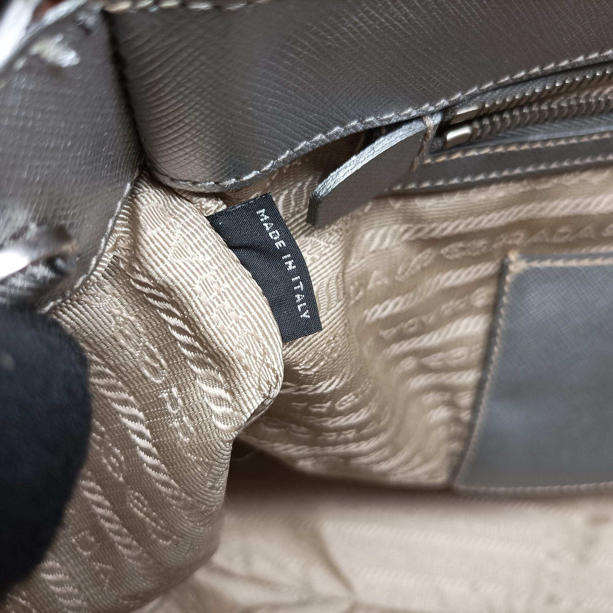 Secondhand Prada Galleria Silver SAFFIANO Leather BN1874 shoulderbag | stylenewstar