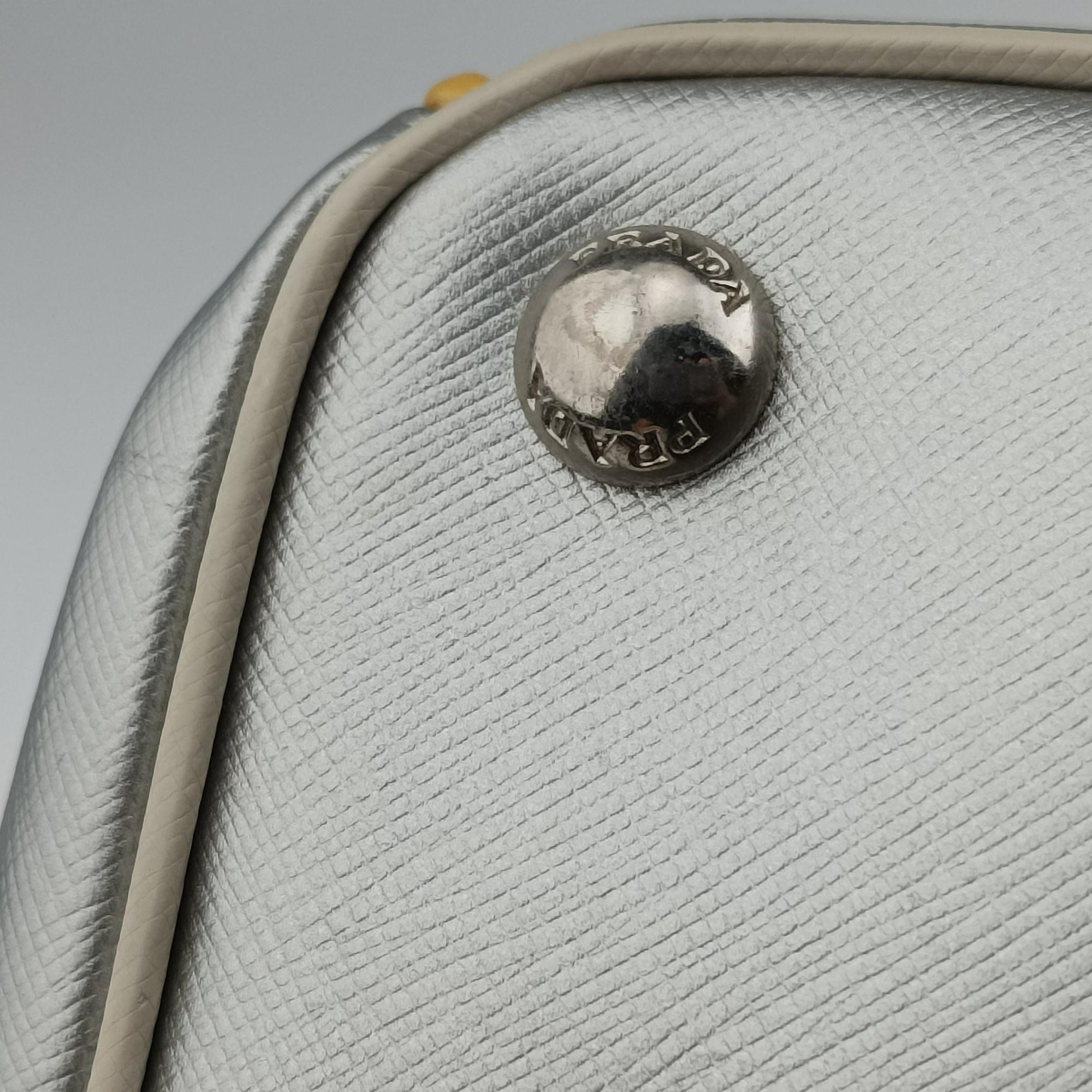 Secondhand Prada Galleria Silver SAFFIANO Leather BN1874 shoulderbag | stylenewstar