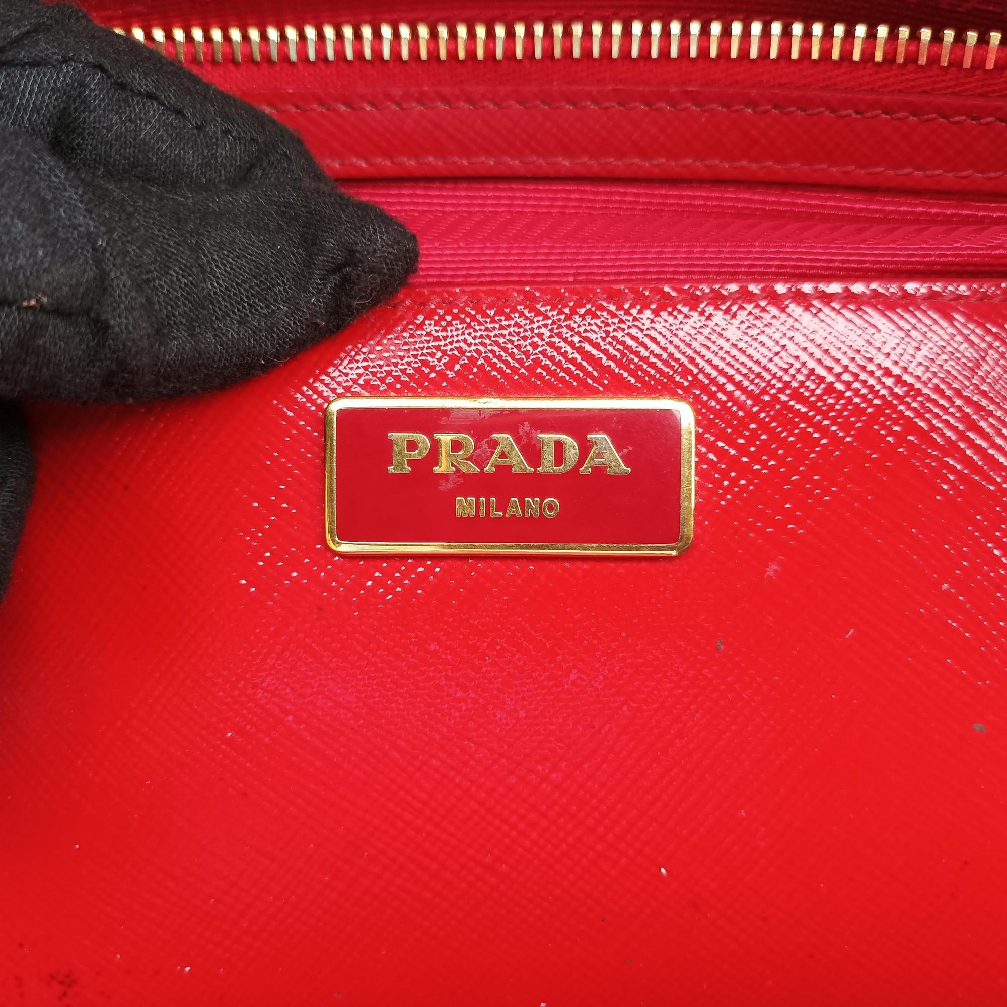 Vintage Prada Triangle logo Red×Yellow Patent  shoulderbag | stylenewstar