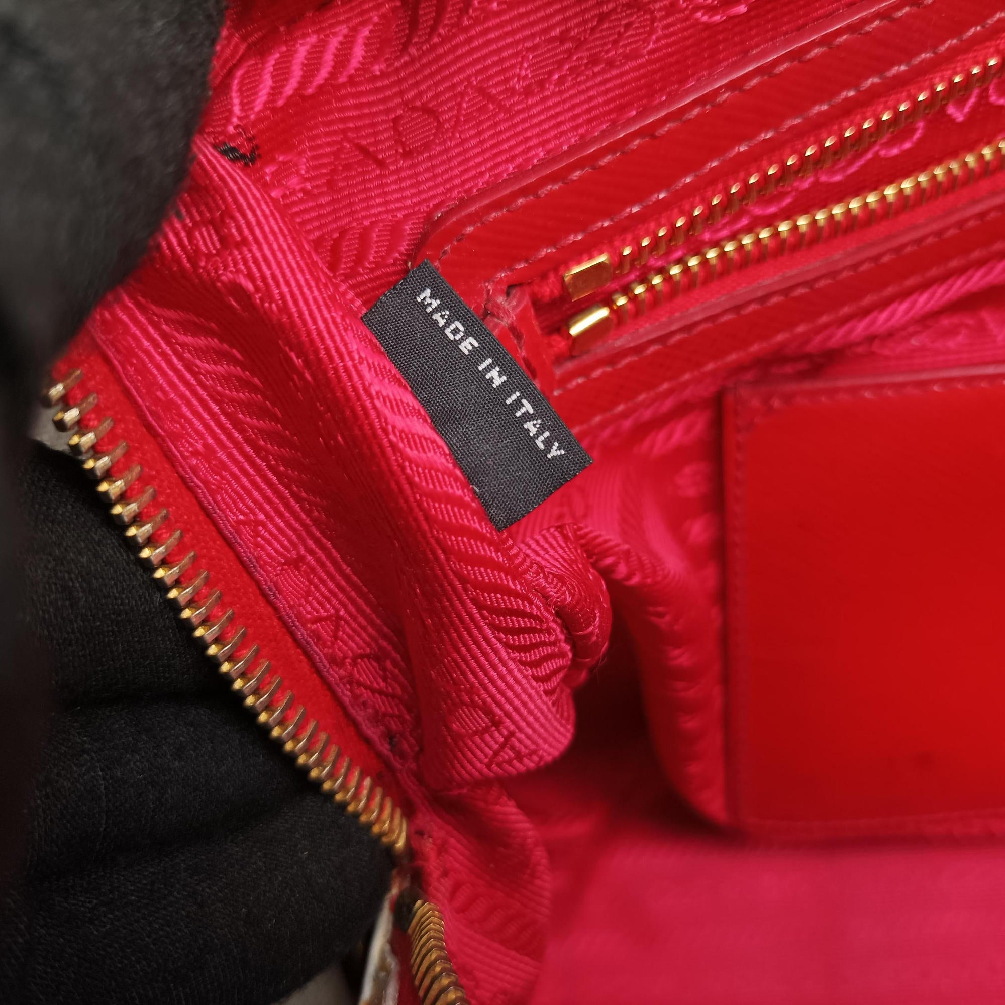 Vintage Prada Triangle logo Red×Yellow Patent  shoulderbag | stylenewstar