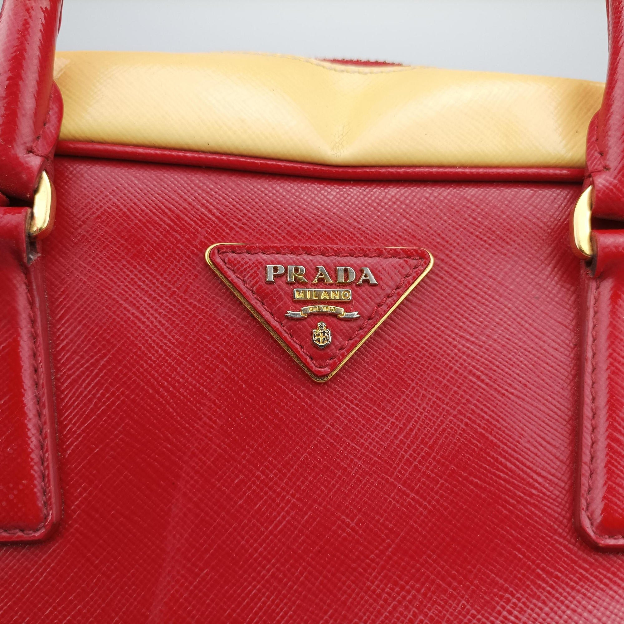 Vintage Prada Triangle logo Red×Yellow Patent  shoulderbag | stylenewstar