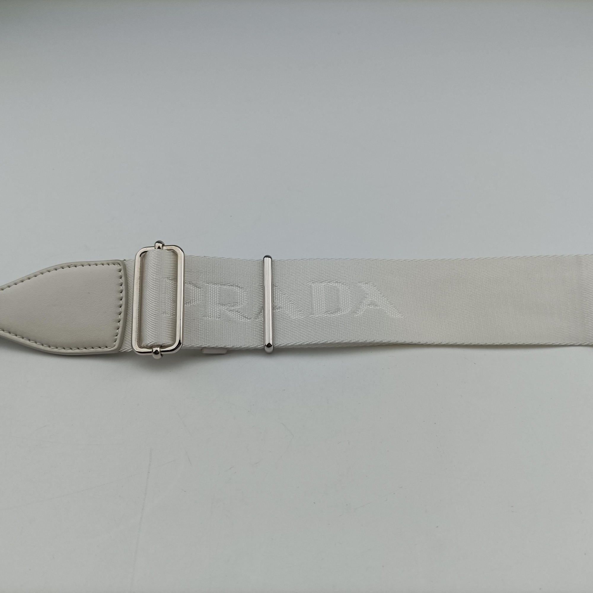 Pre-owned Prada Triangle Logo White Straw  shoulderbag | stylenewstar