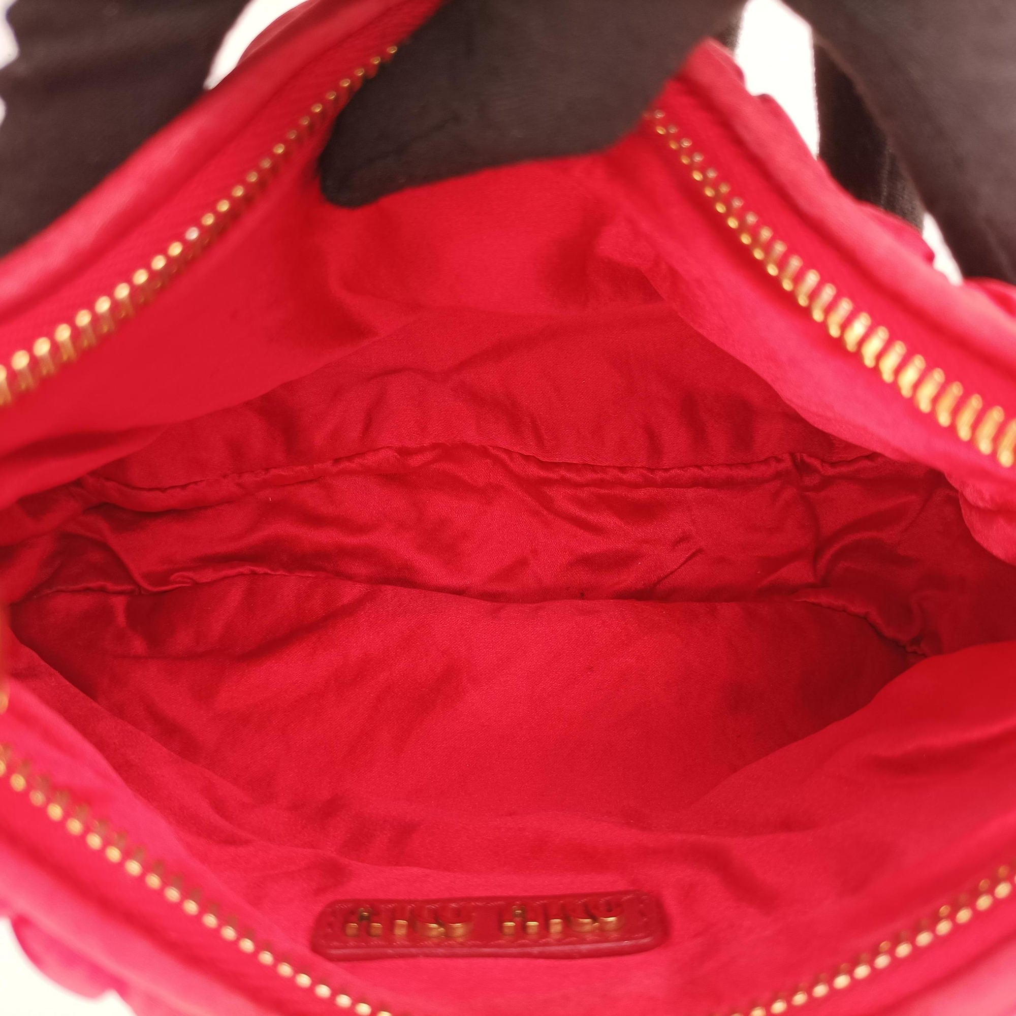 Pre-owned Miu Miu Wander Matelasse hobo Red Satin 5BC125 shoulderbag | stylenewstar