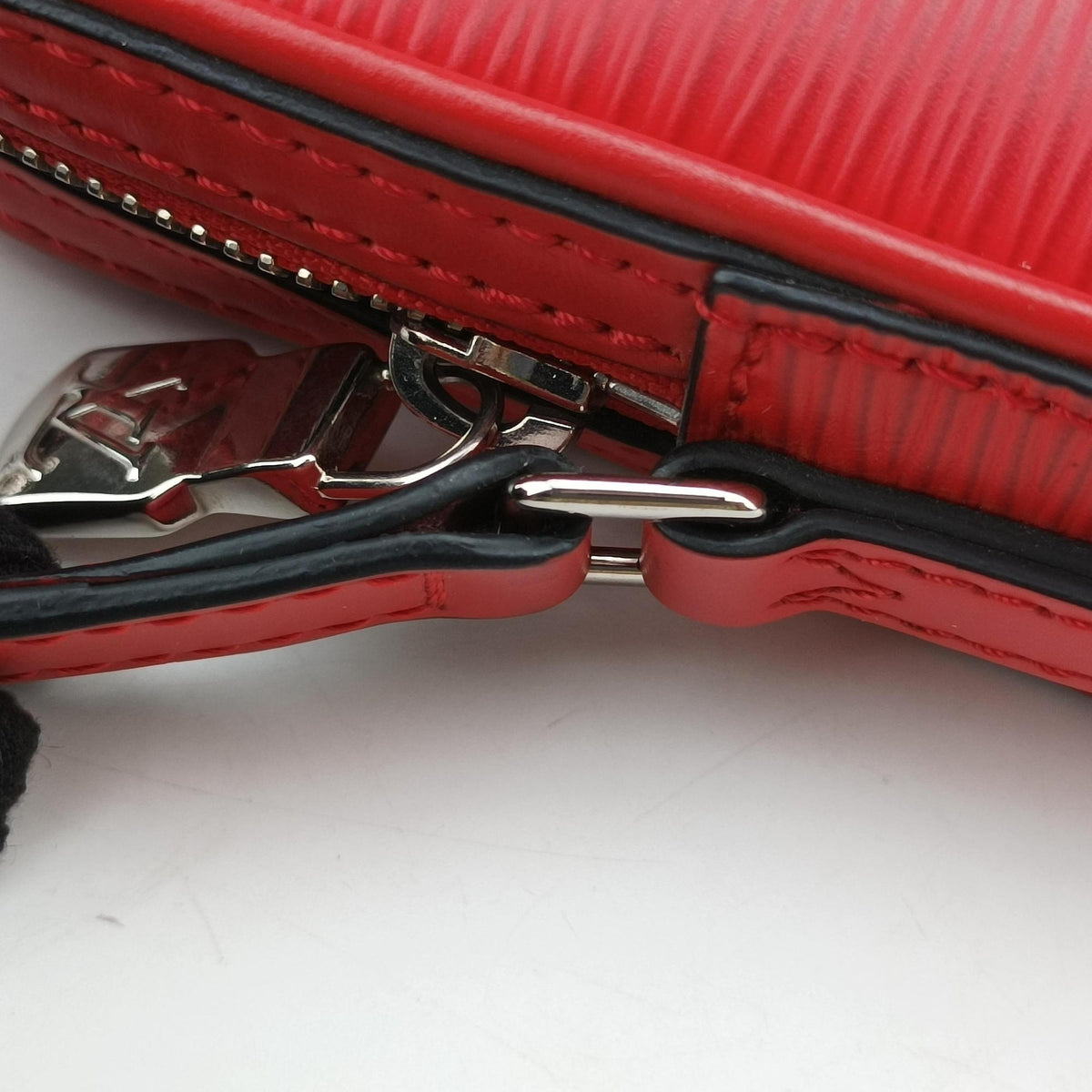 Secondhand Louis Vuitton Danube PPM Supreme Collaboration ROUGE×white Epi M53434 shoulderbag | stylenewstar