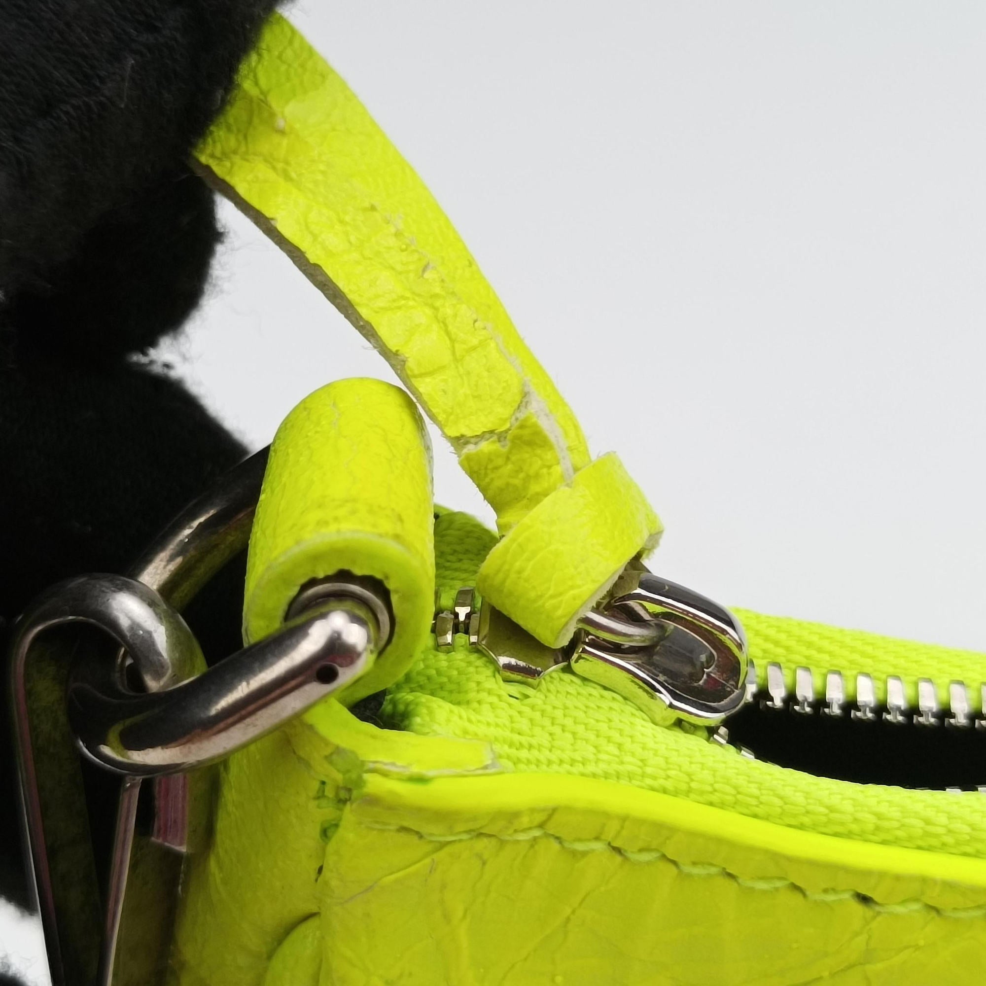 Pre-owned Balenciaga Le Cagole Green lambskin  shoulderbag | stylenewstar