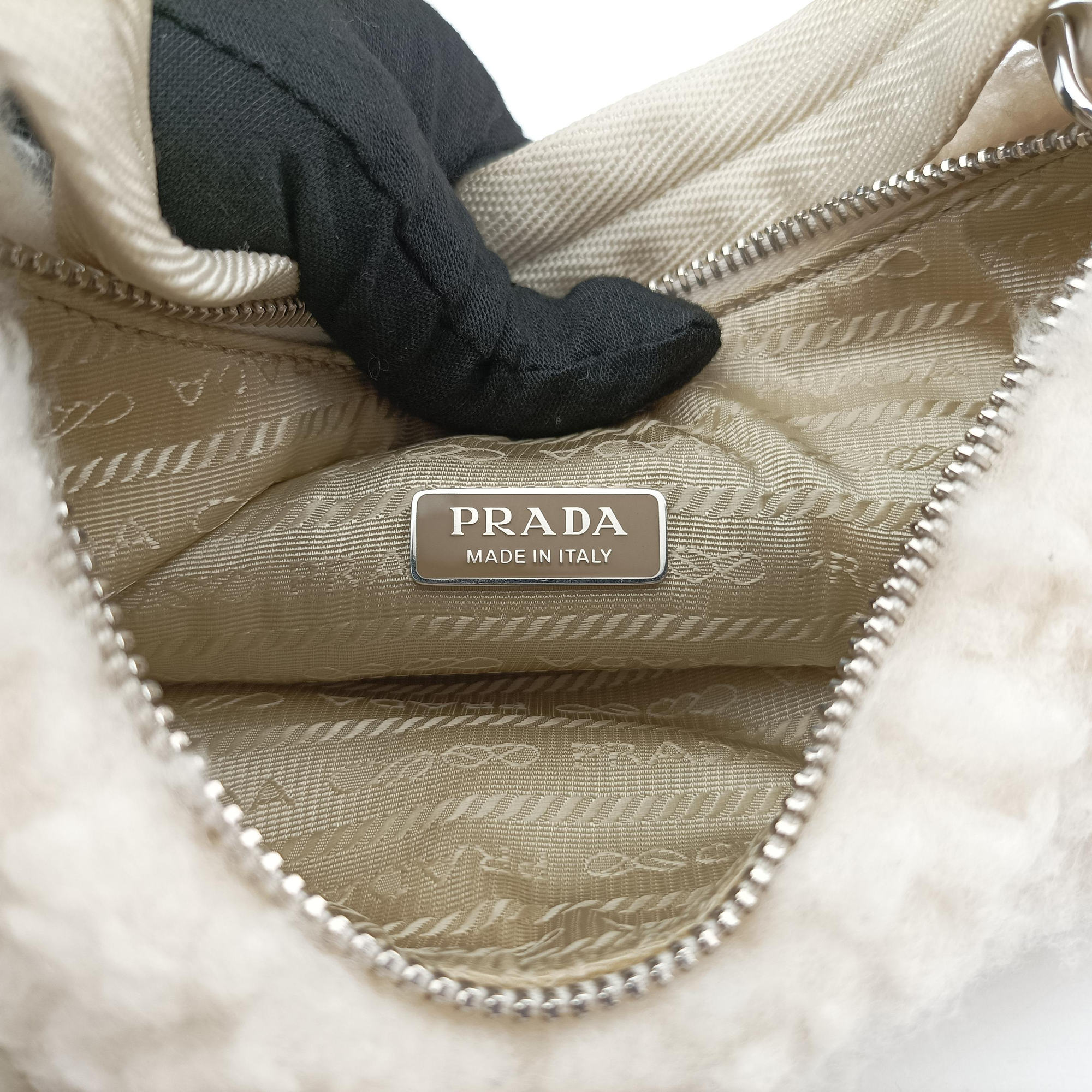 Pre-owned Prada Re-Edition 2000 White Sheep Fur × Nylon Trims 1NE515 handbag | stylenewstar