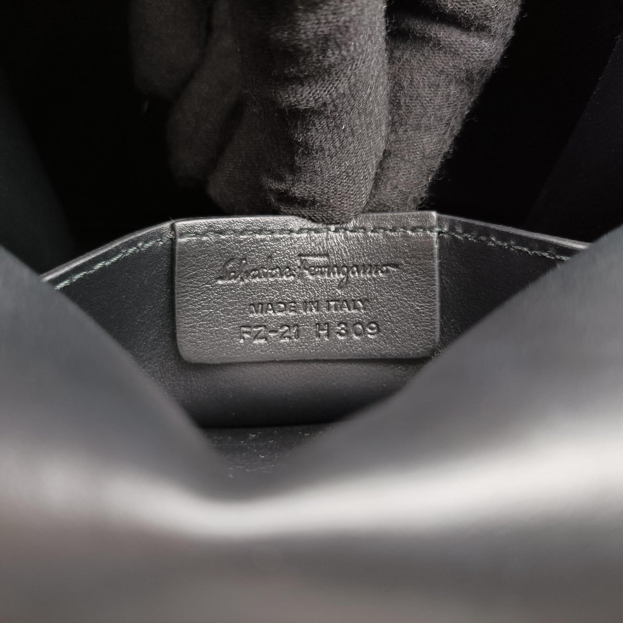 Pre-owned Ferragamo Vara Black Suede × Mink Fur  shoulderbag | stylenewstar